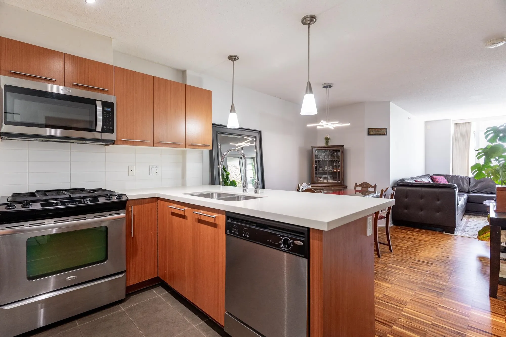 1001 2133 Douglas Road