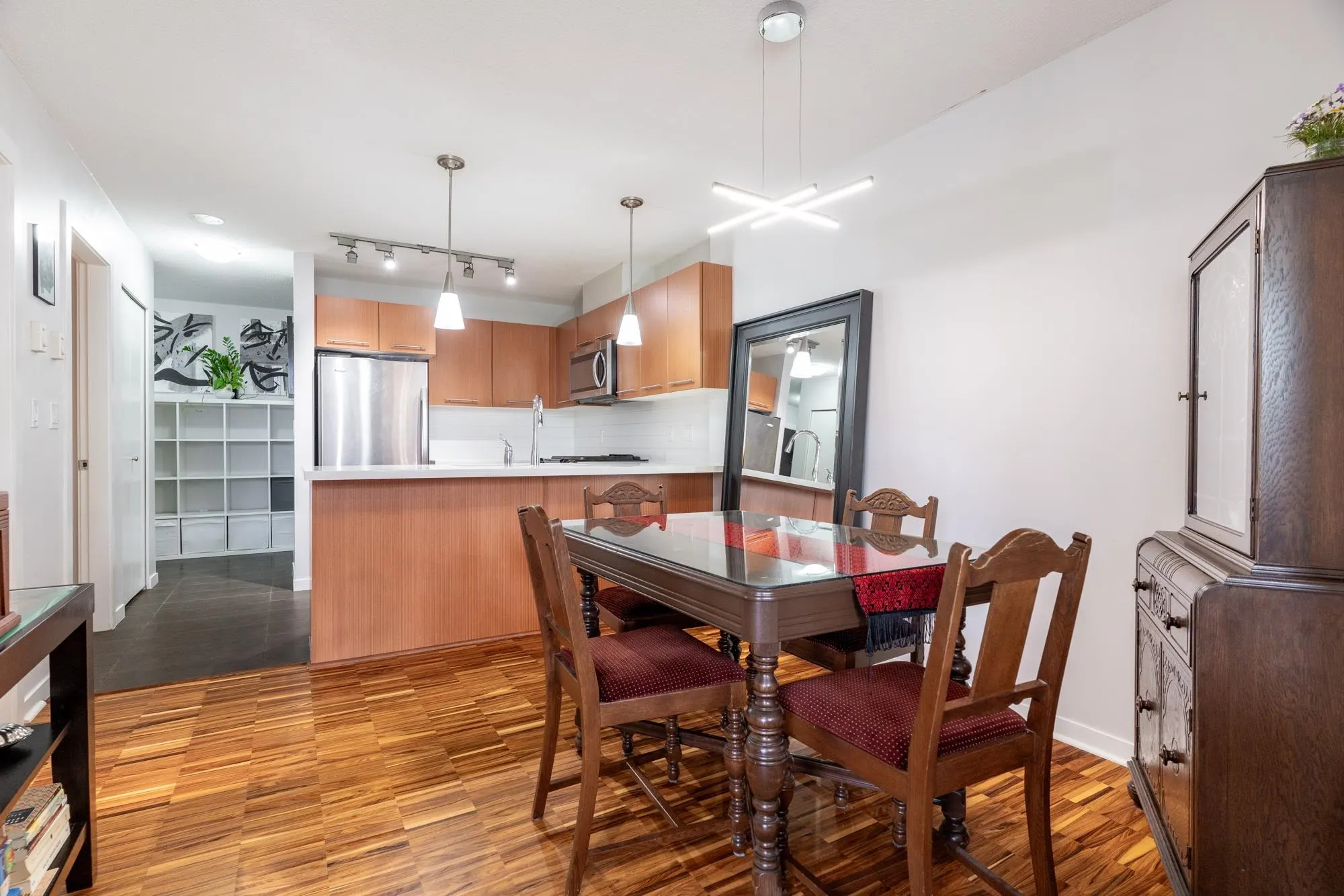 1001 2133 Douglas Road