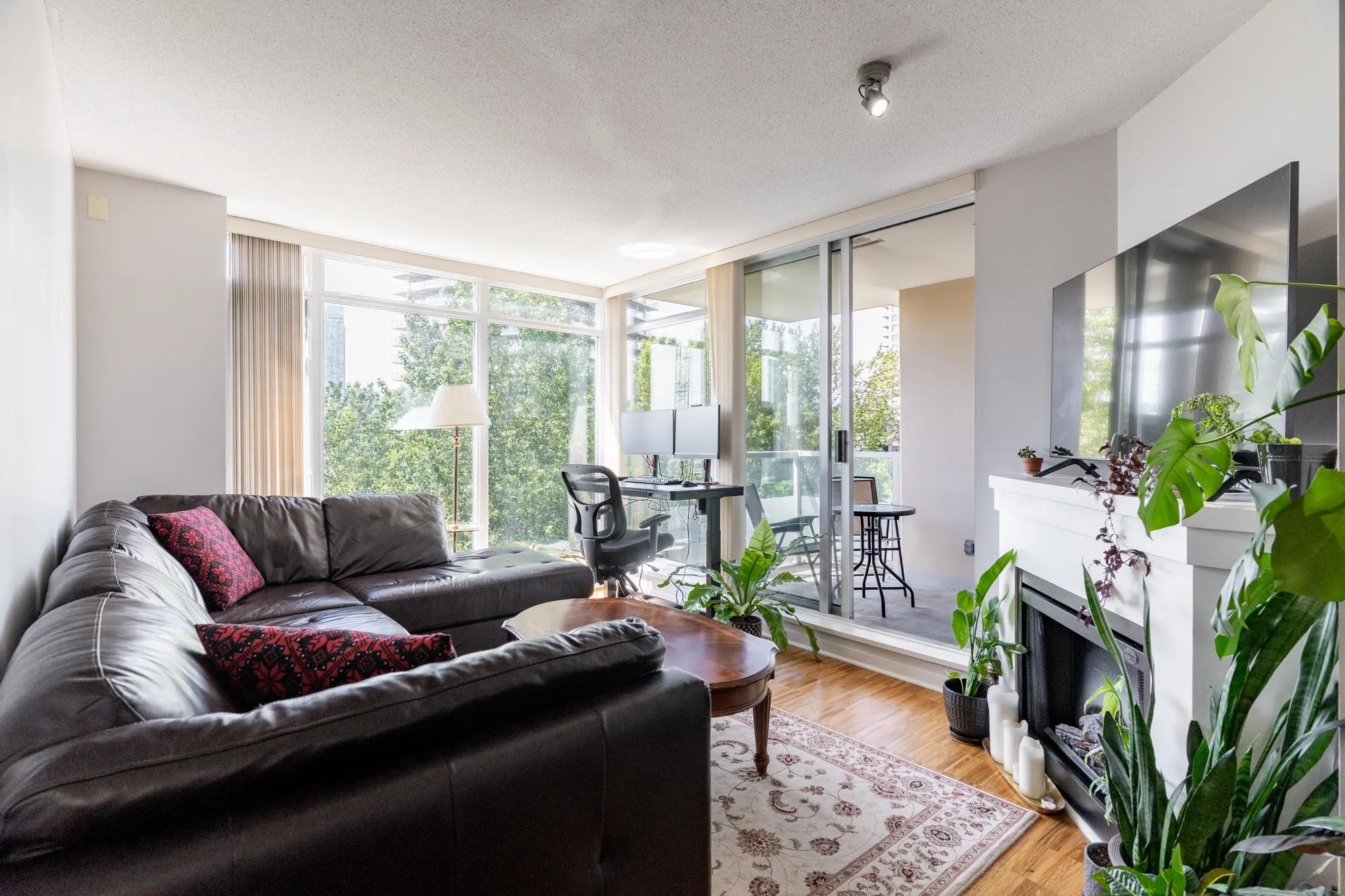 1001 2133 Douglas Road