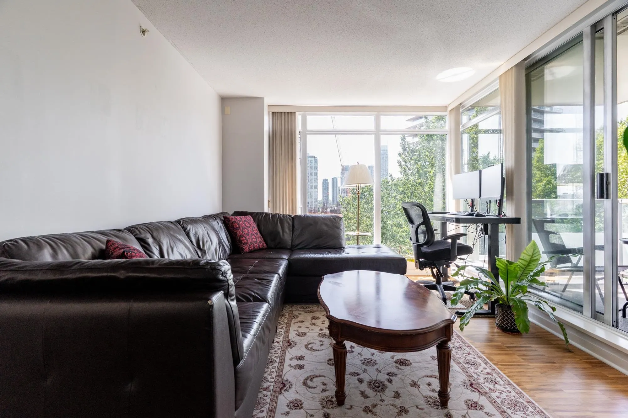 1001 2133 Douglas Road