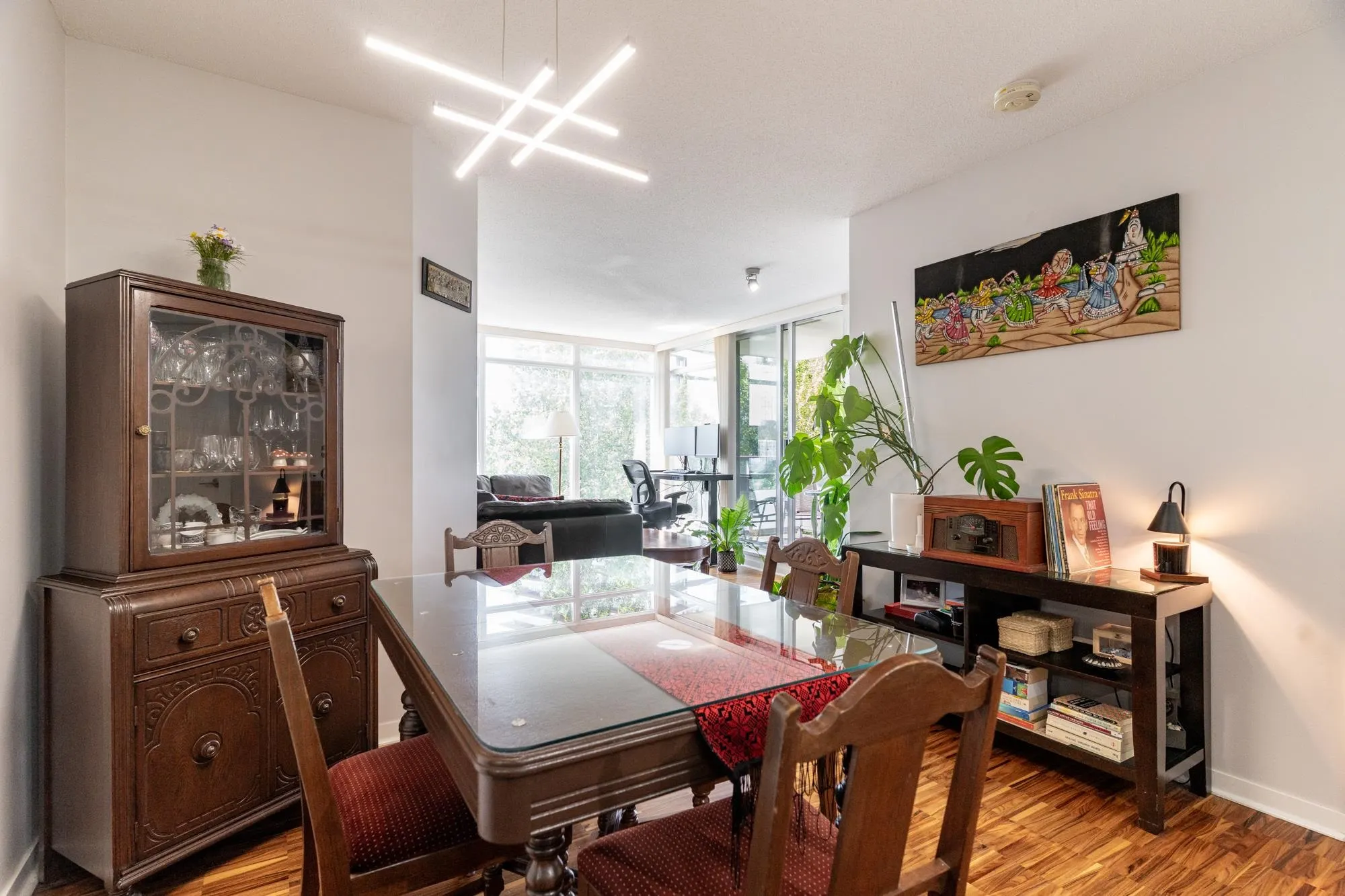 1001 2133 Douglas Road