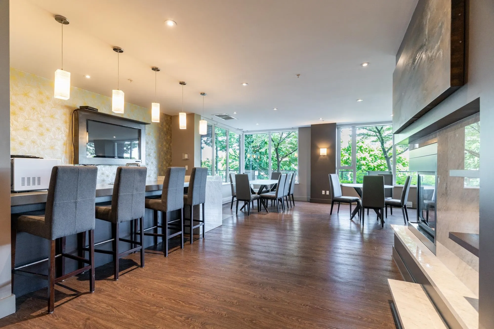 1001 2133 Douglas Road