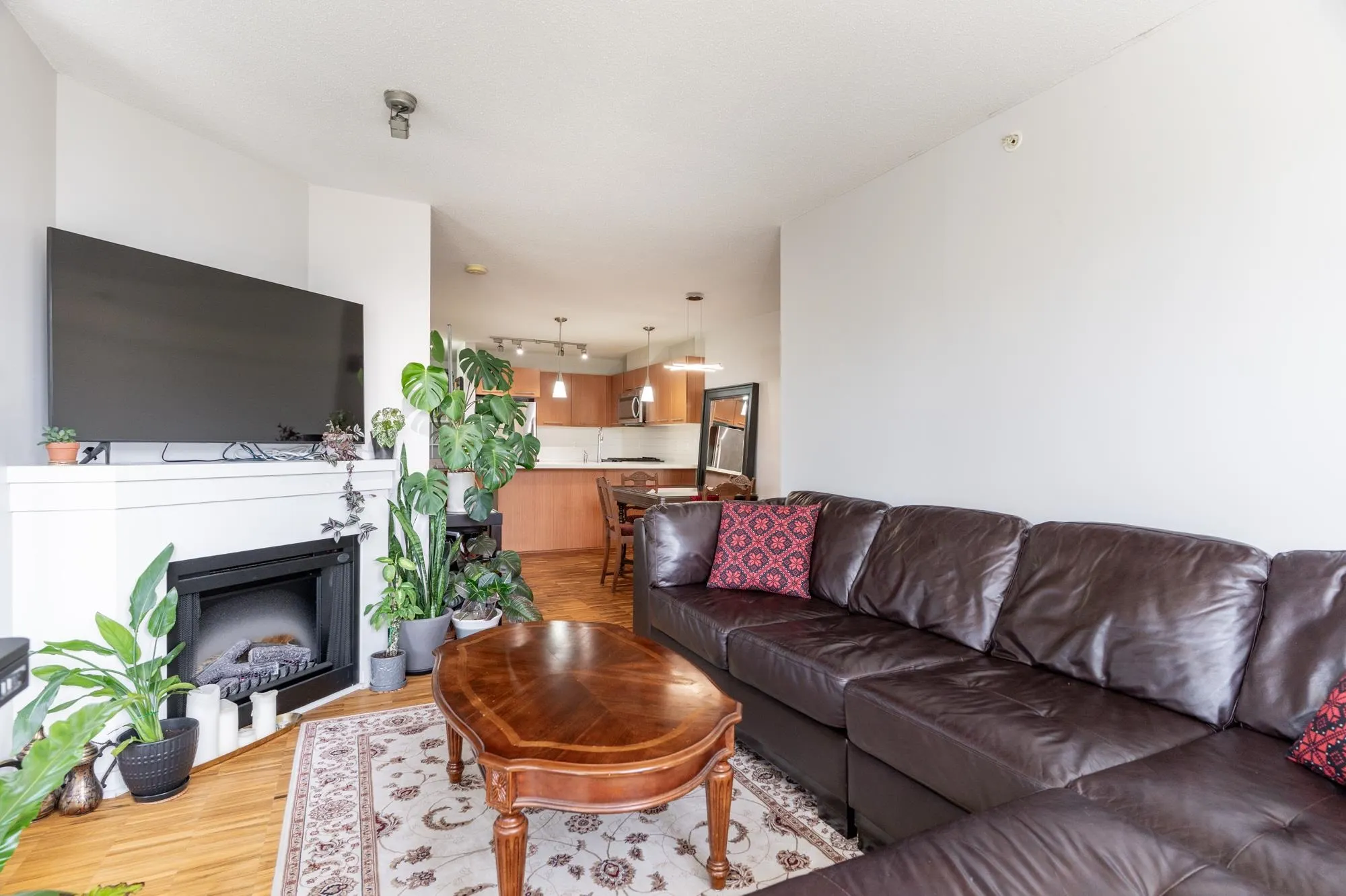 1001 2133 Douglas Road