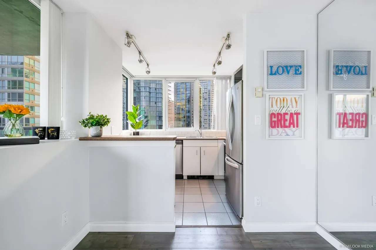 1806 588 Broughton Street