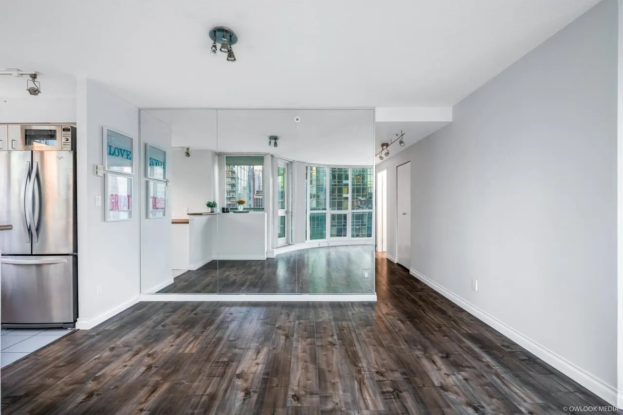 1806 588 Broughton Street