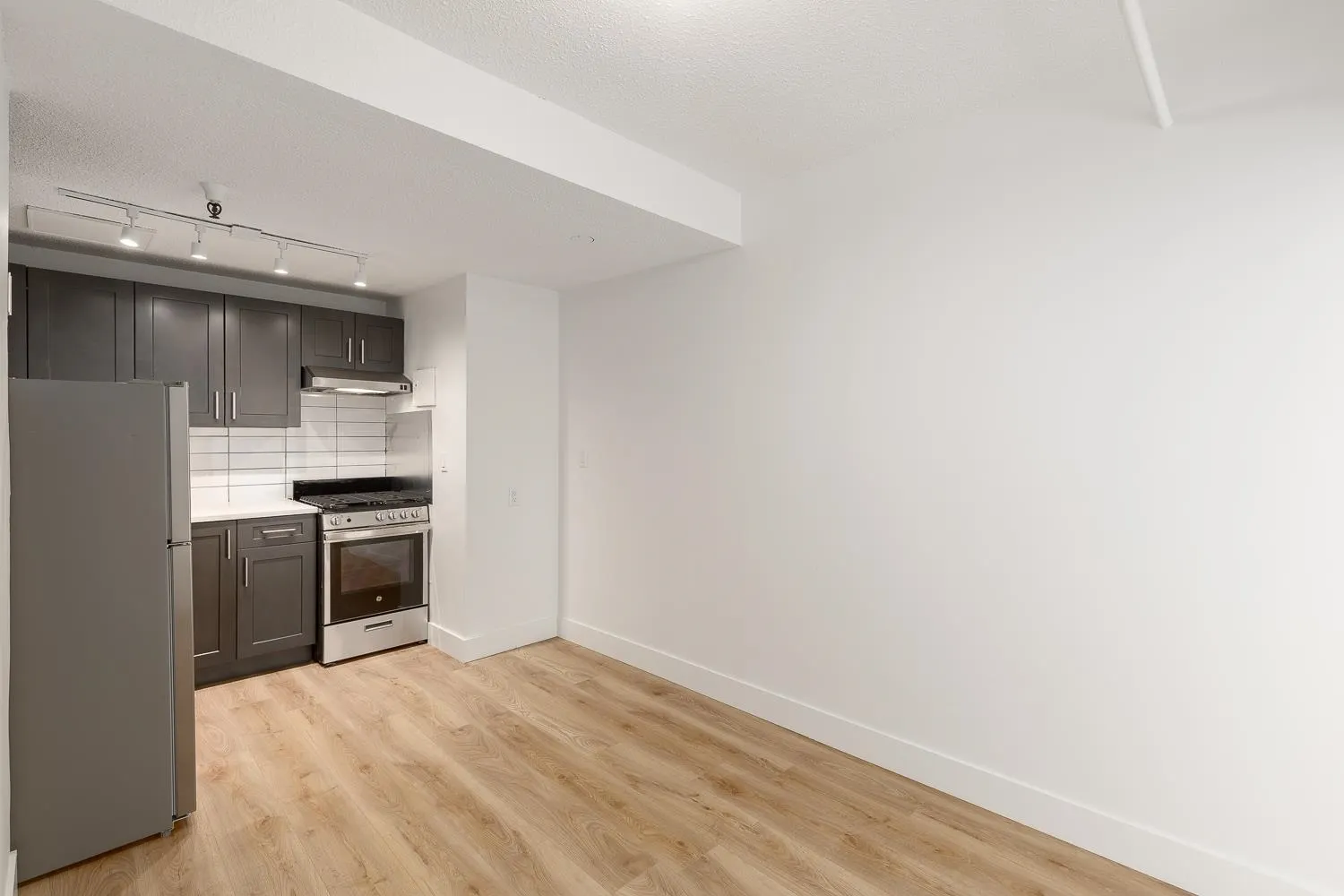 406 175 E Broadway