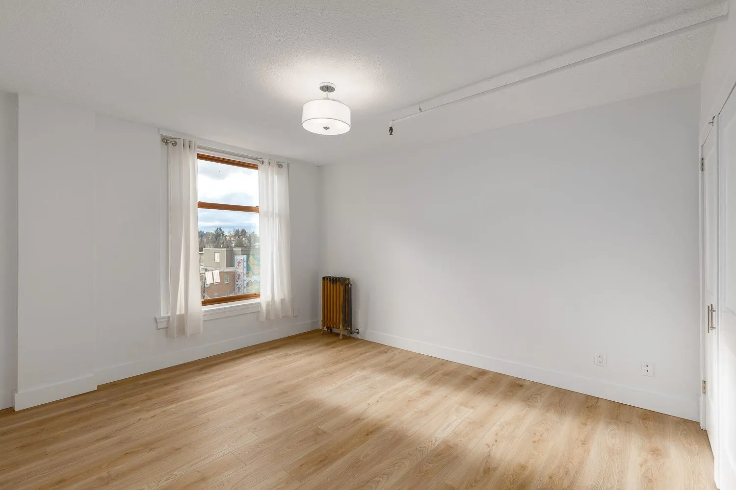 406 175 E Broadway