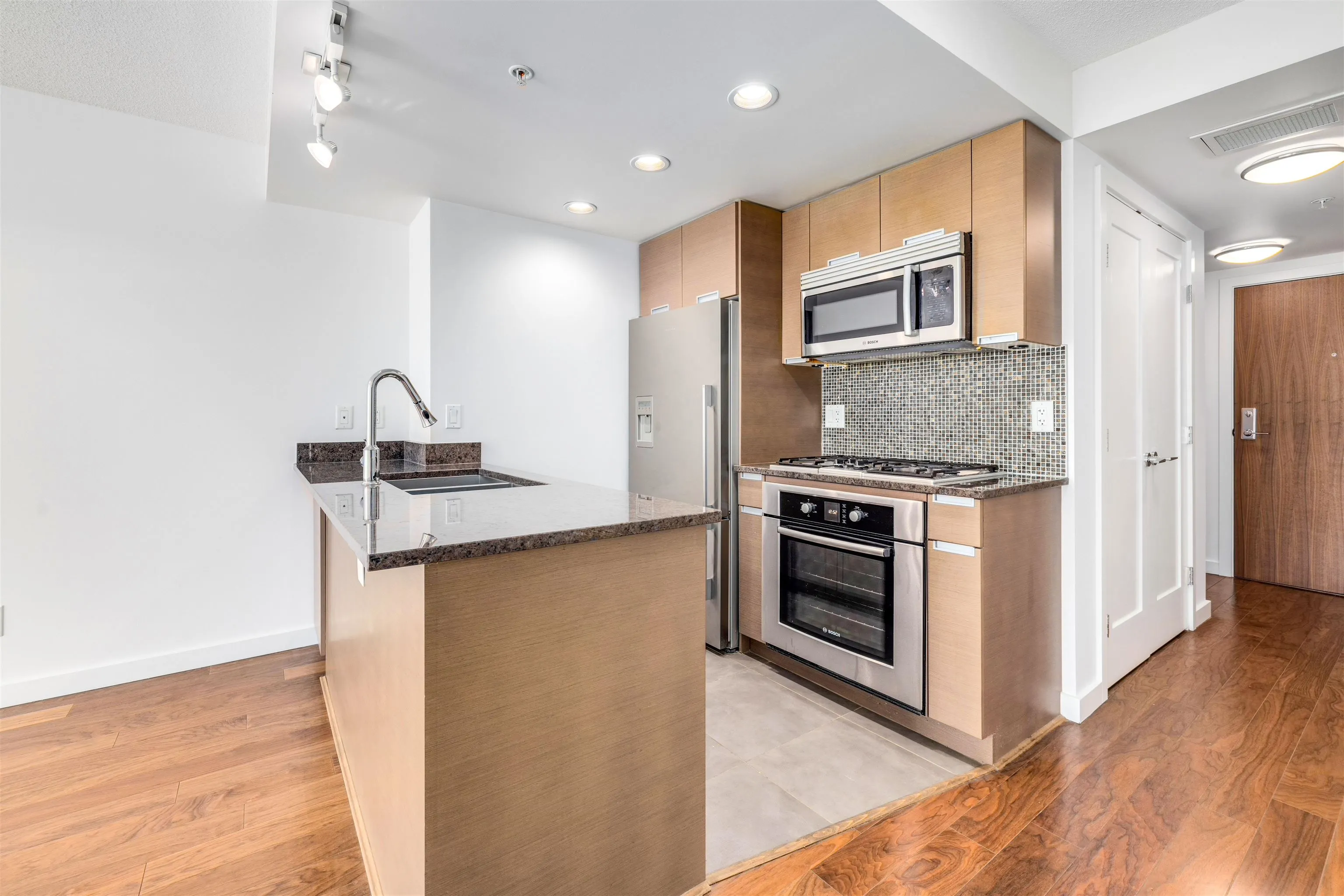 571 2080 W Broadway