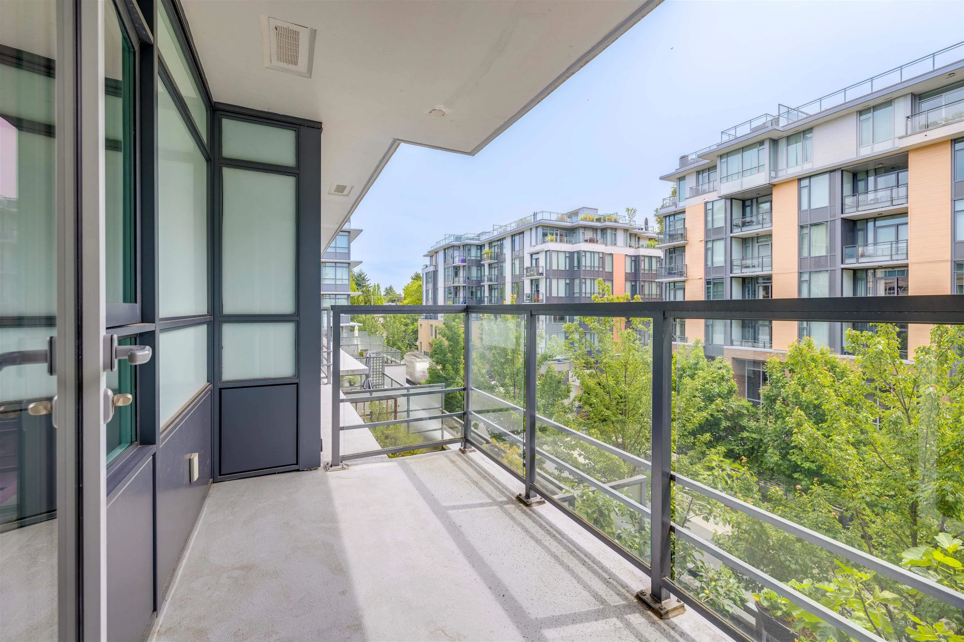 571 2080 W Broadway