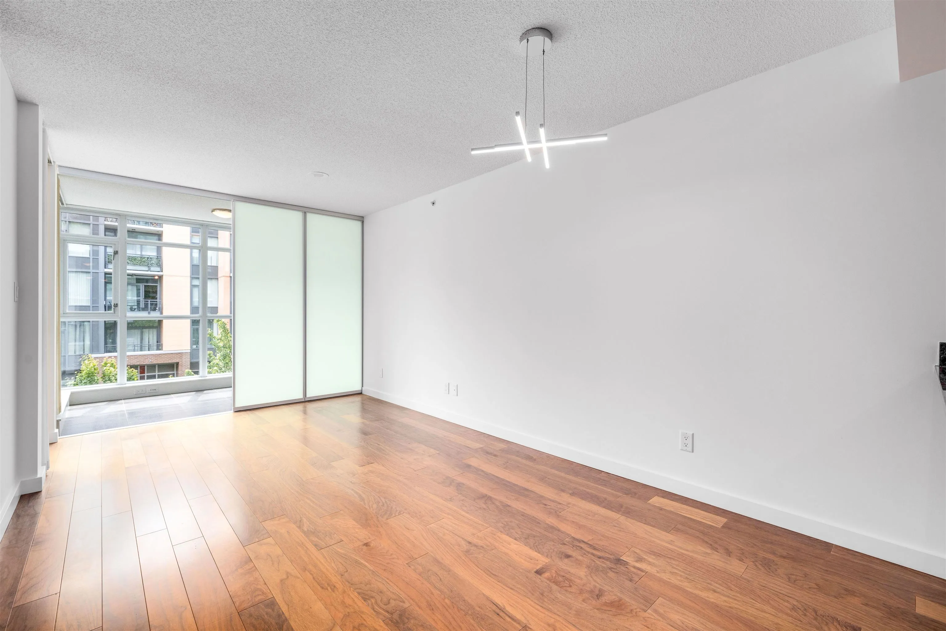 571 2080 W Broadway