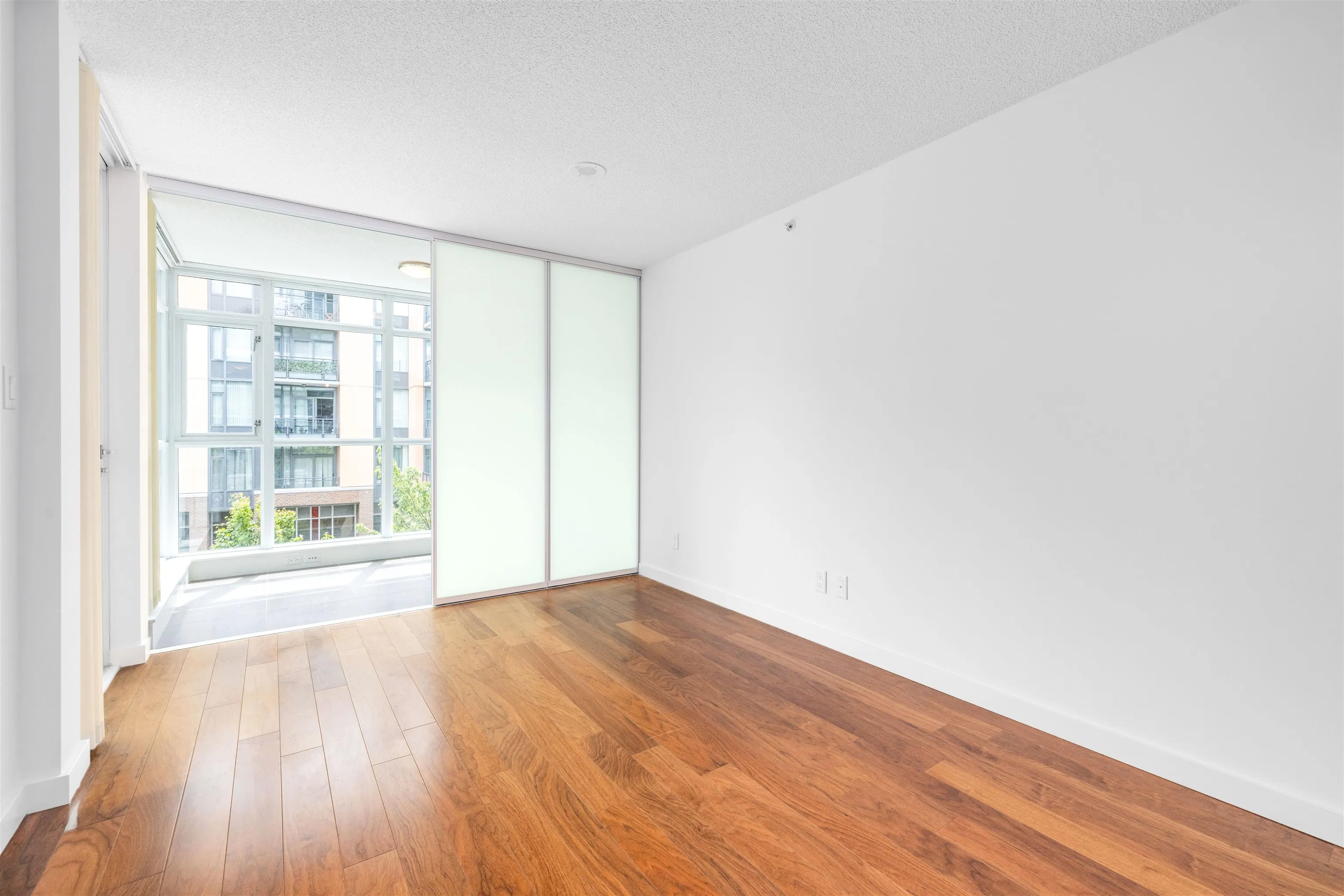 571 2080 W Broadway