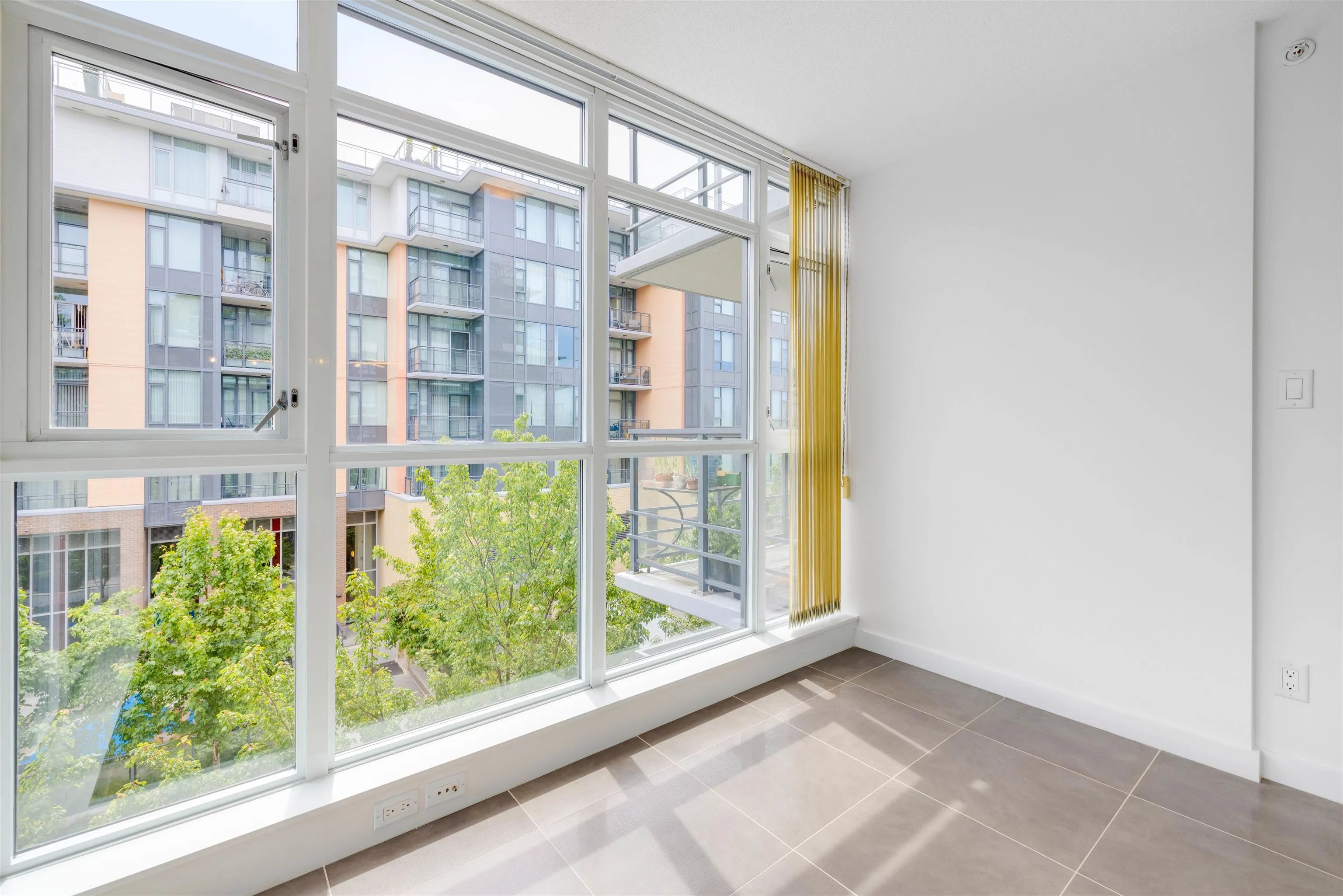 571 2080 W Broadway