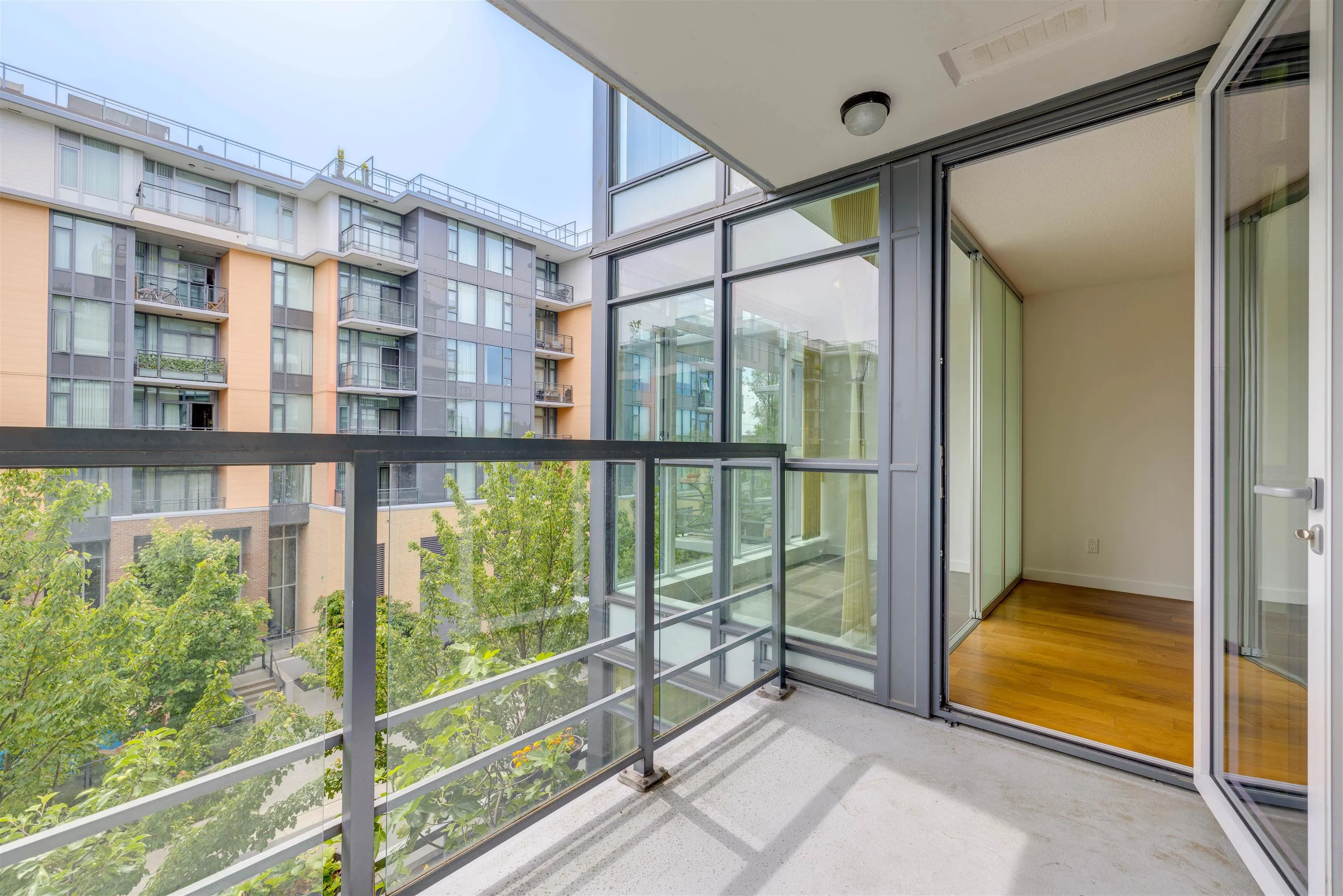 571 2080 W Broadway