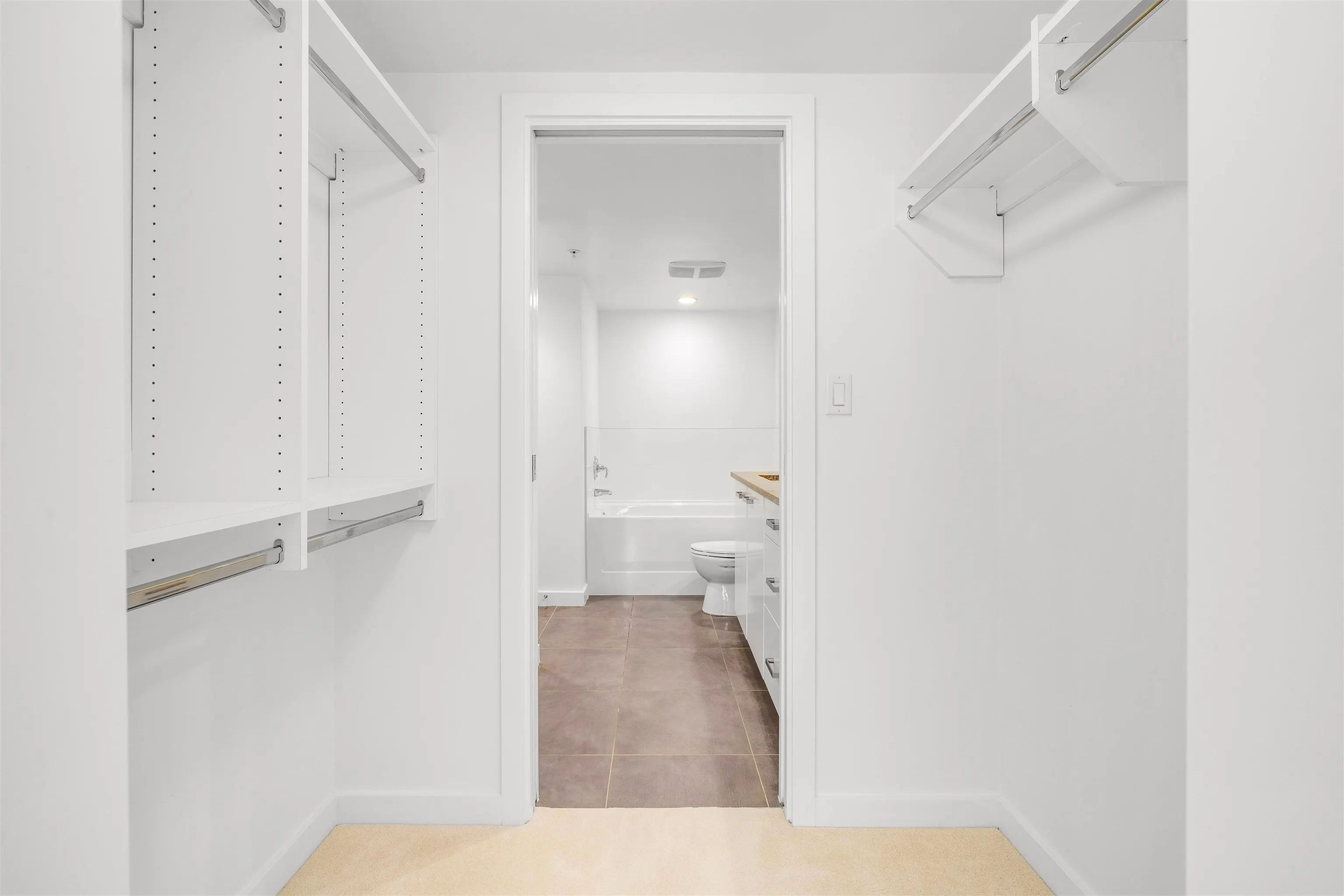 571 2080 W Broadway
