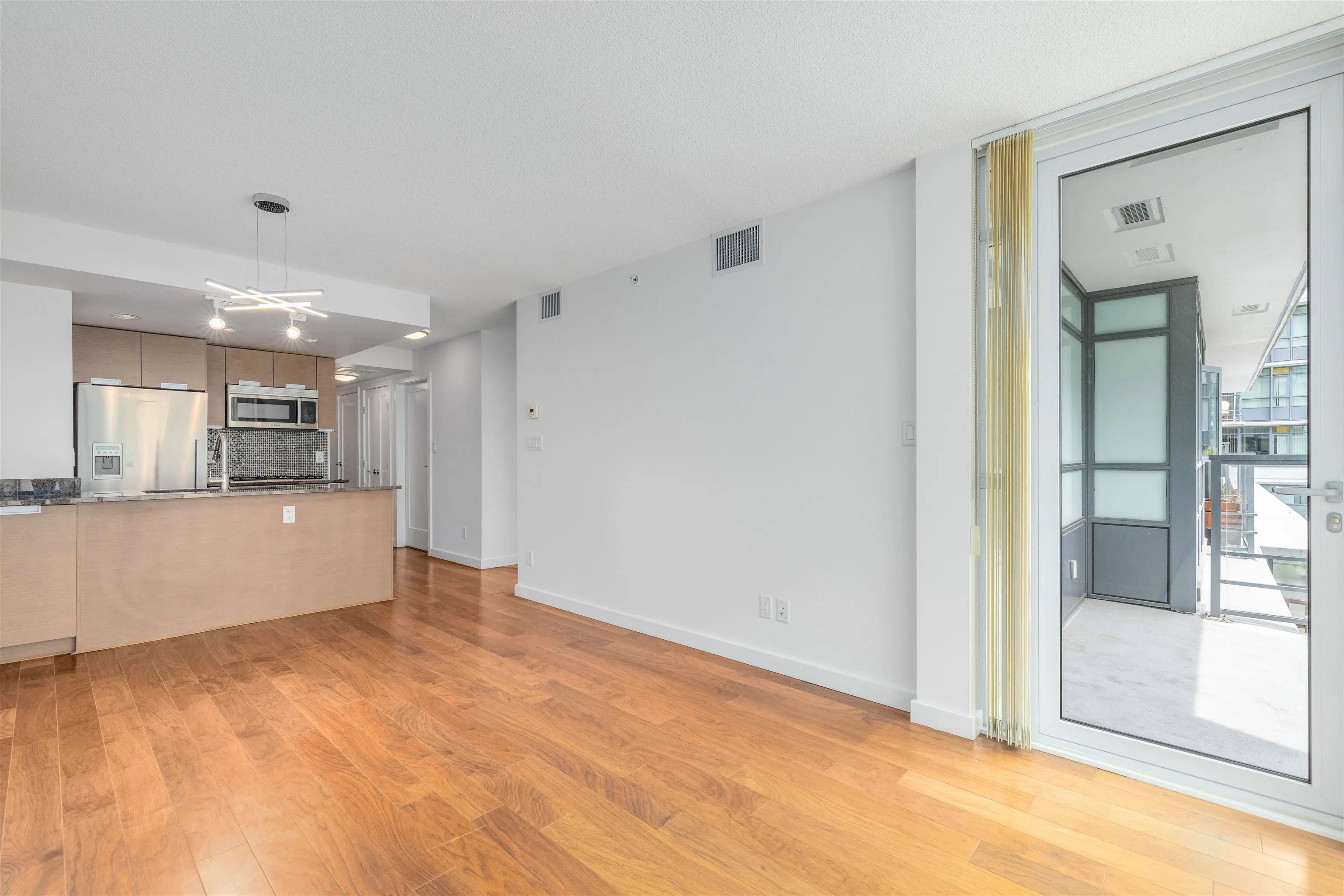 571 2080 W Broadway
