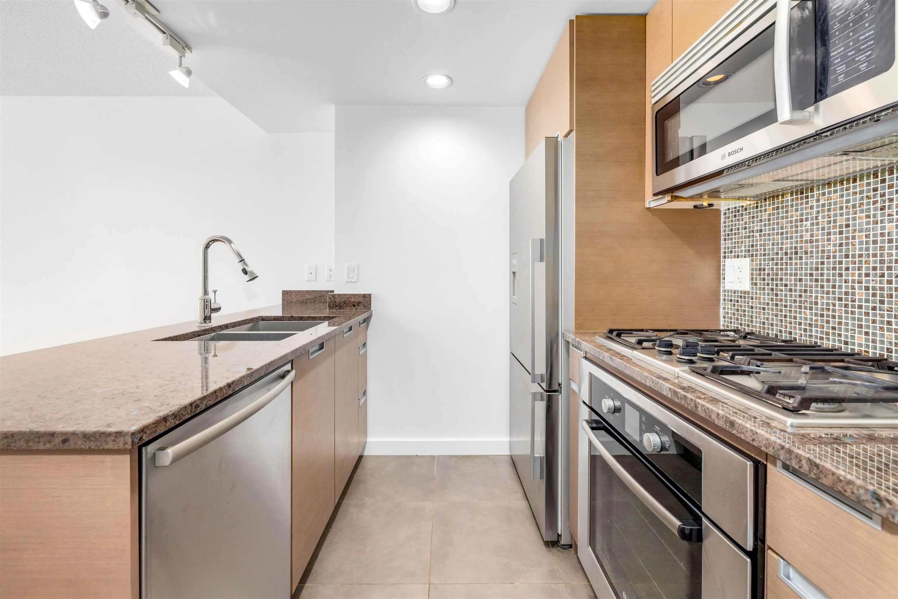 571 2080 W Broadway