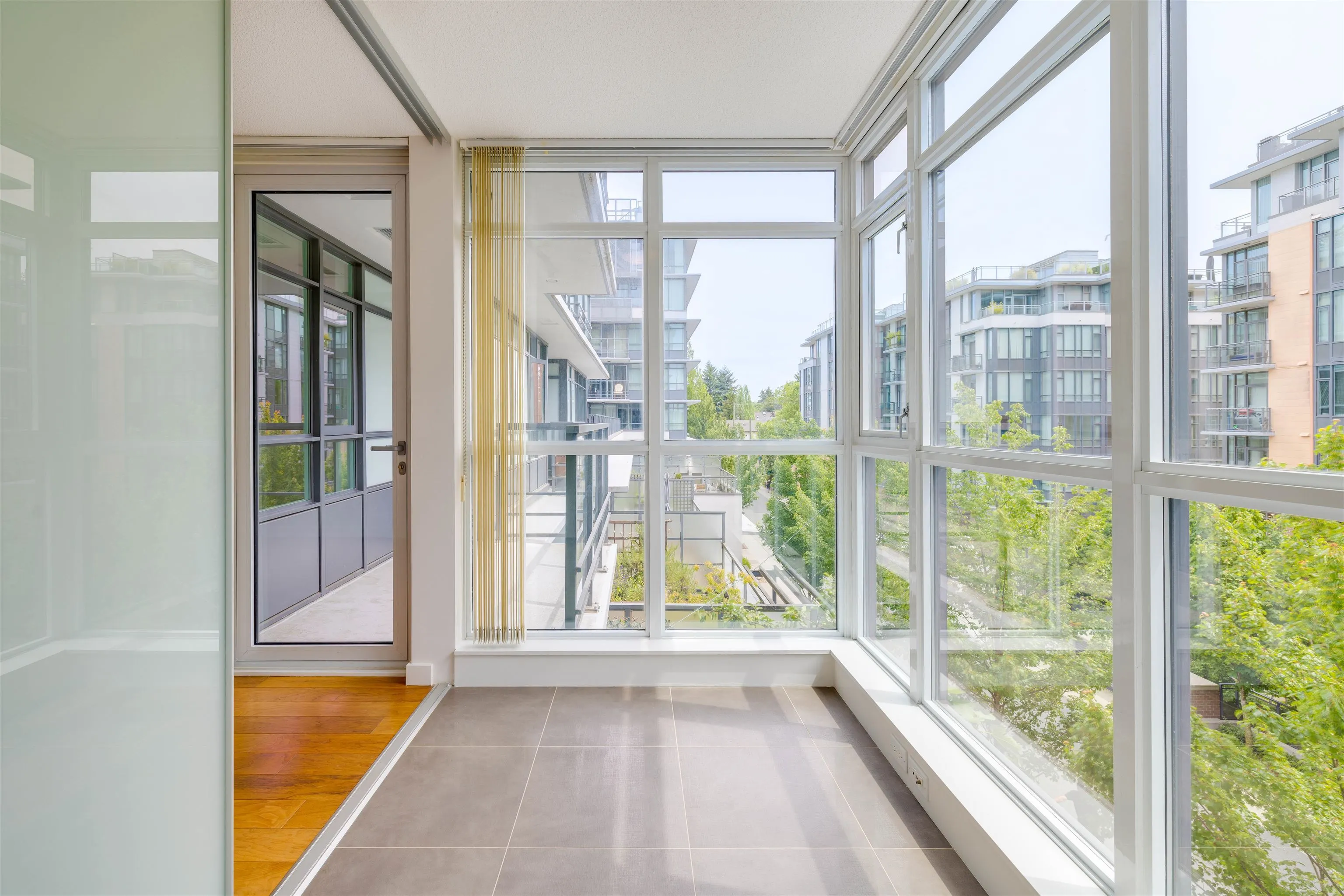 571 2080 W Broadway