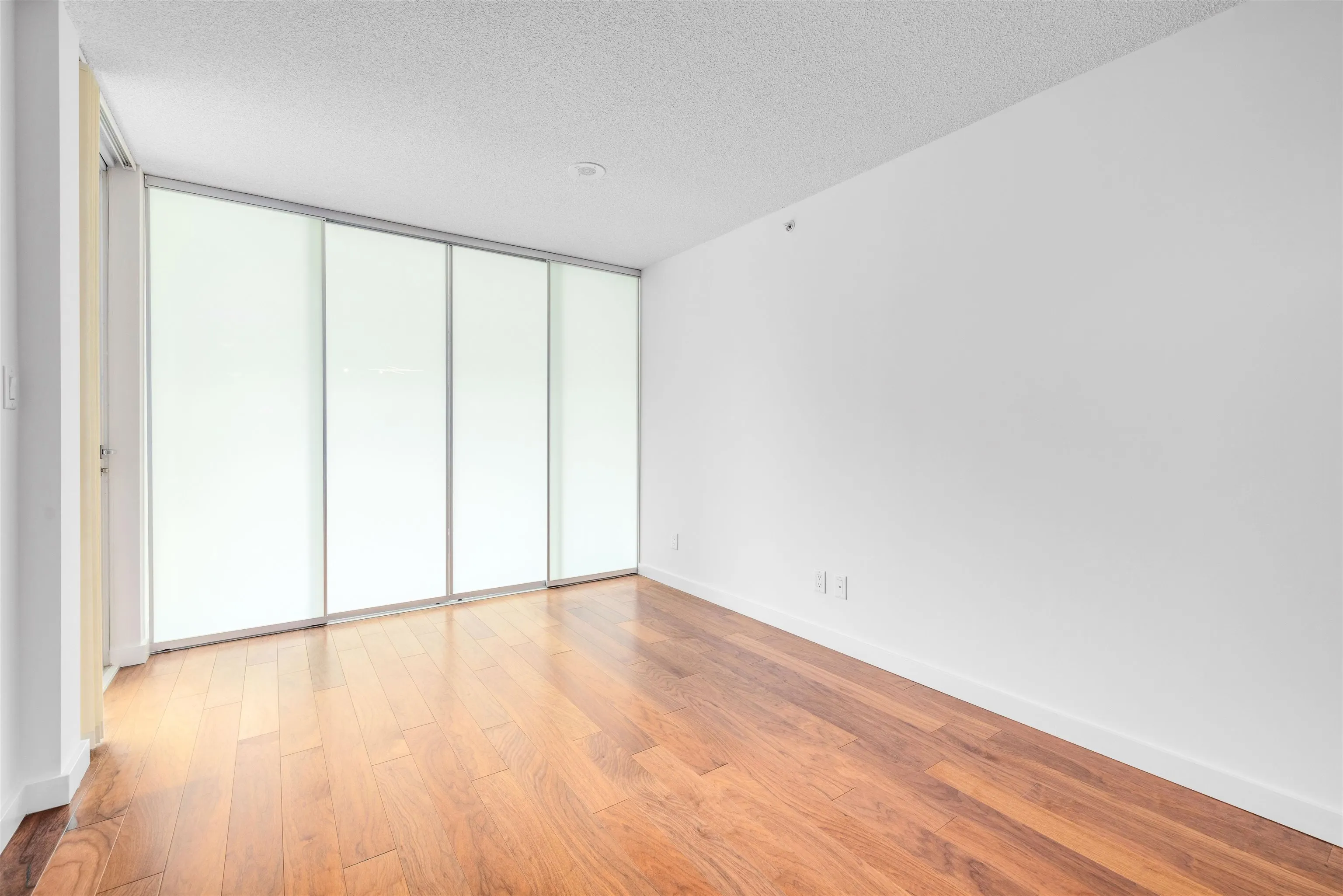 571 2080 W Broadway