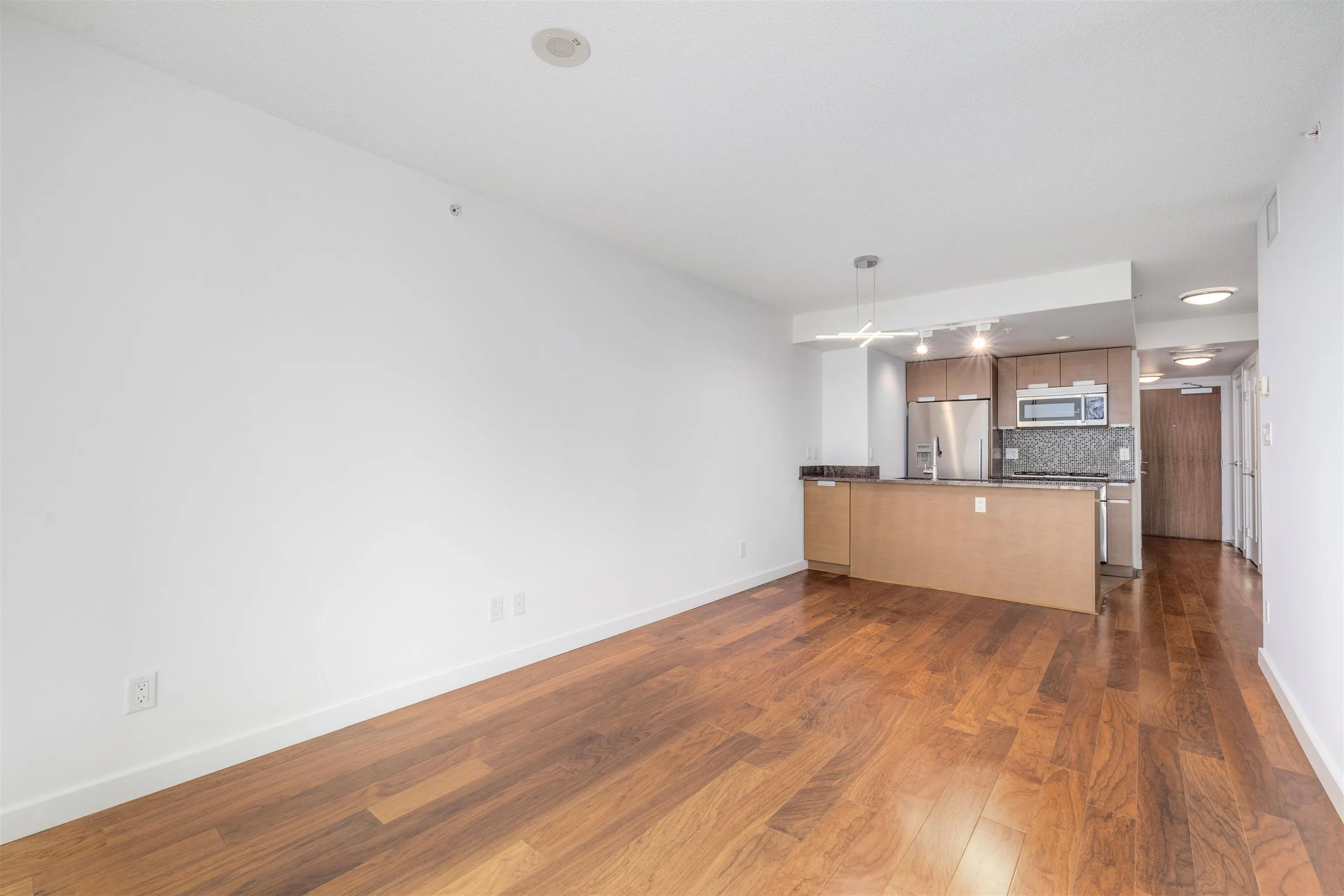 571 2080 W Broadway