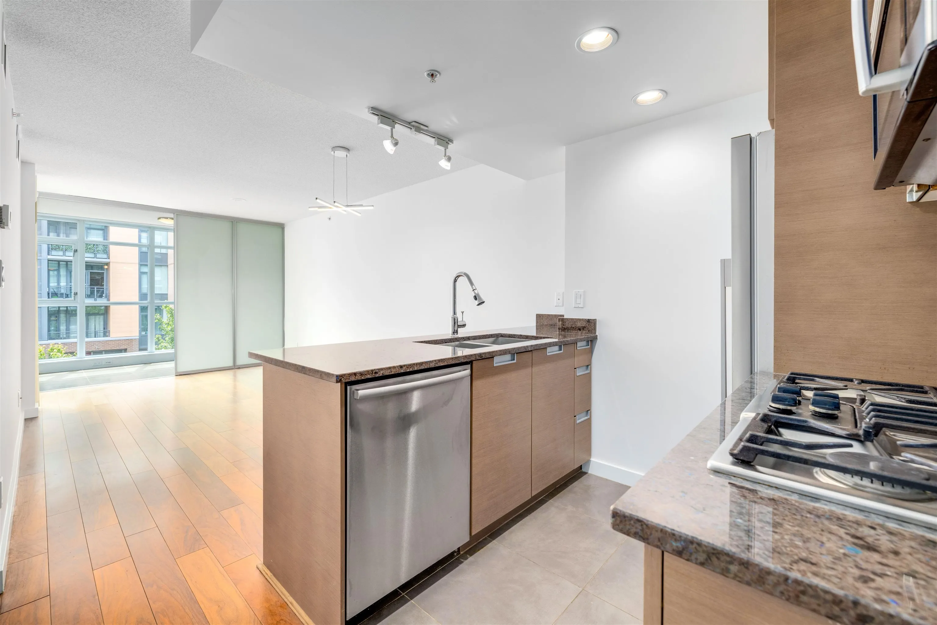 571 2080 W Broadway