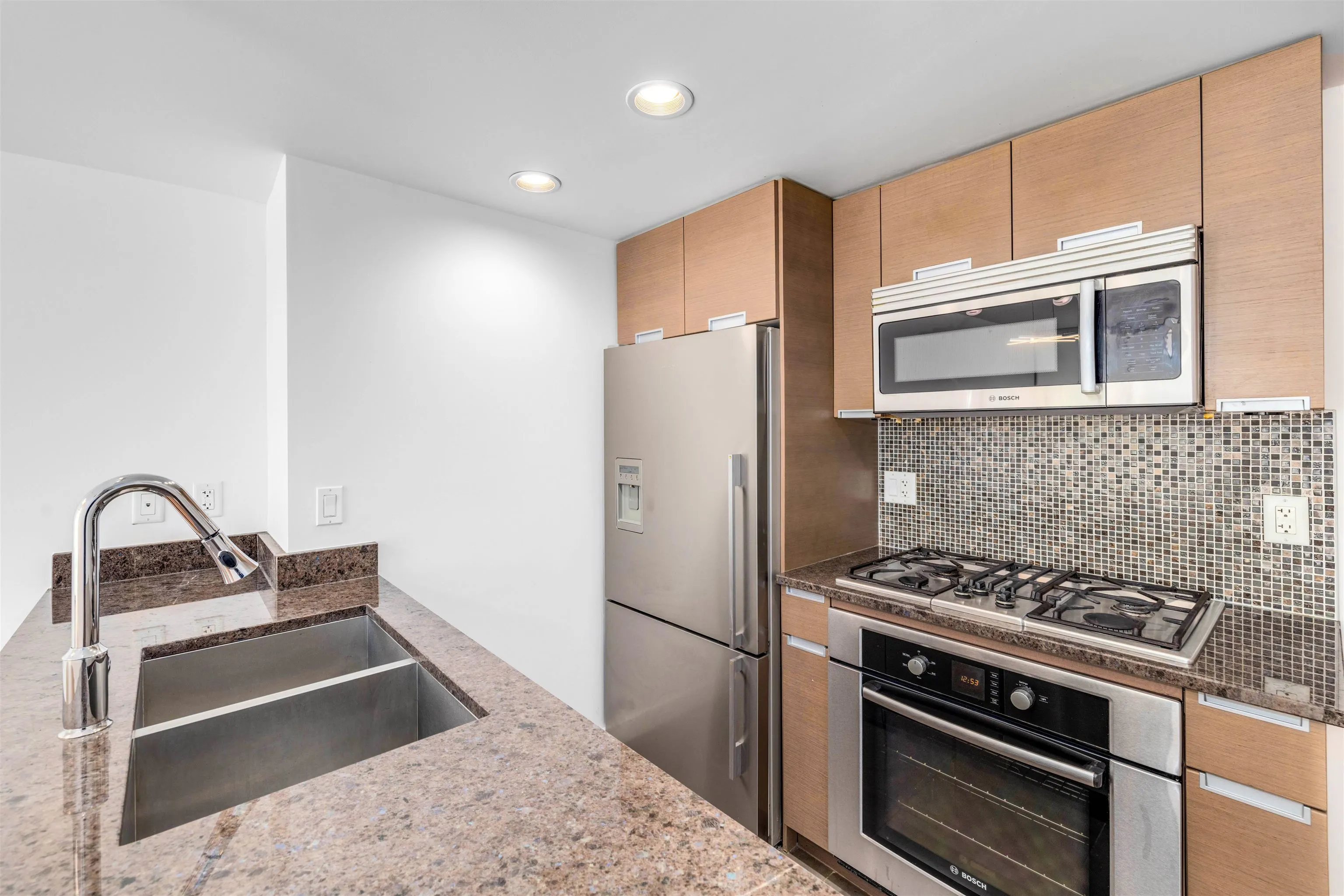 571 2080 W Broadway