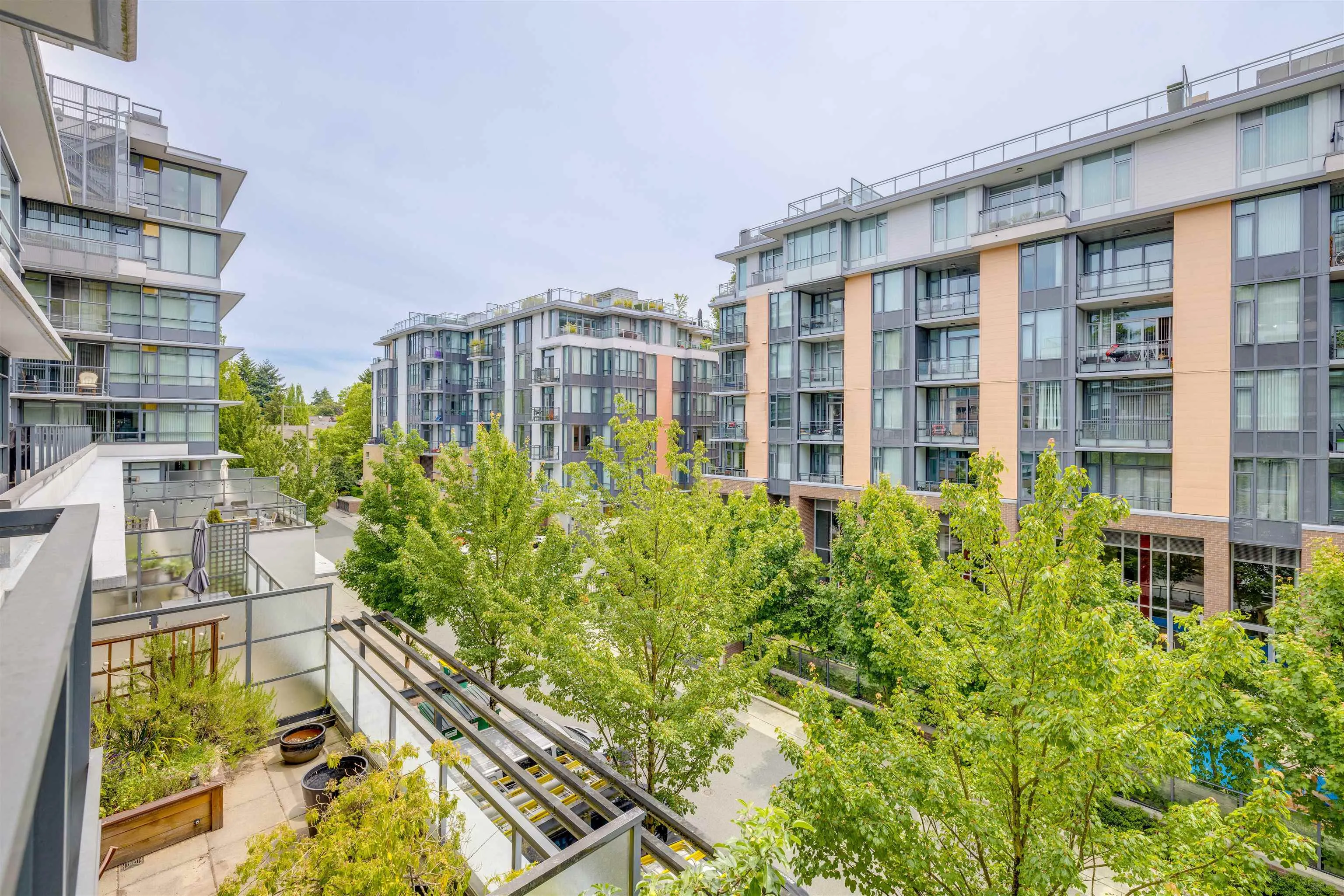 571 2080 W Broadway
