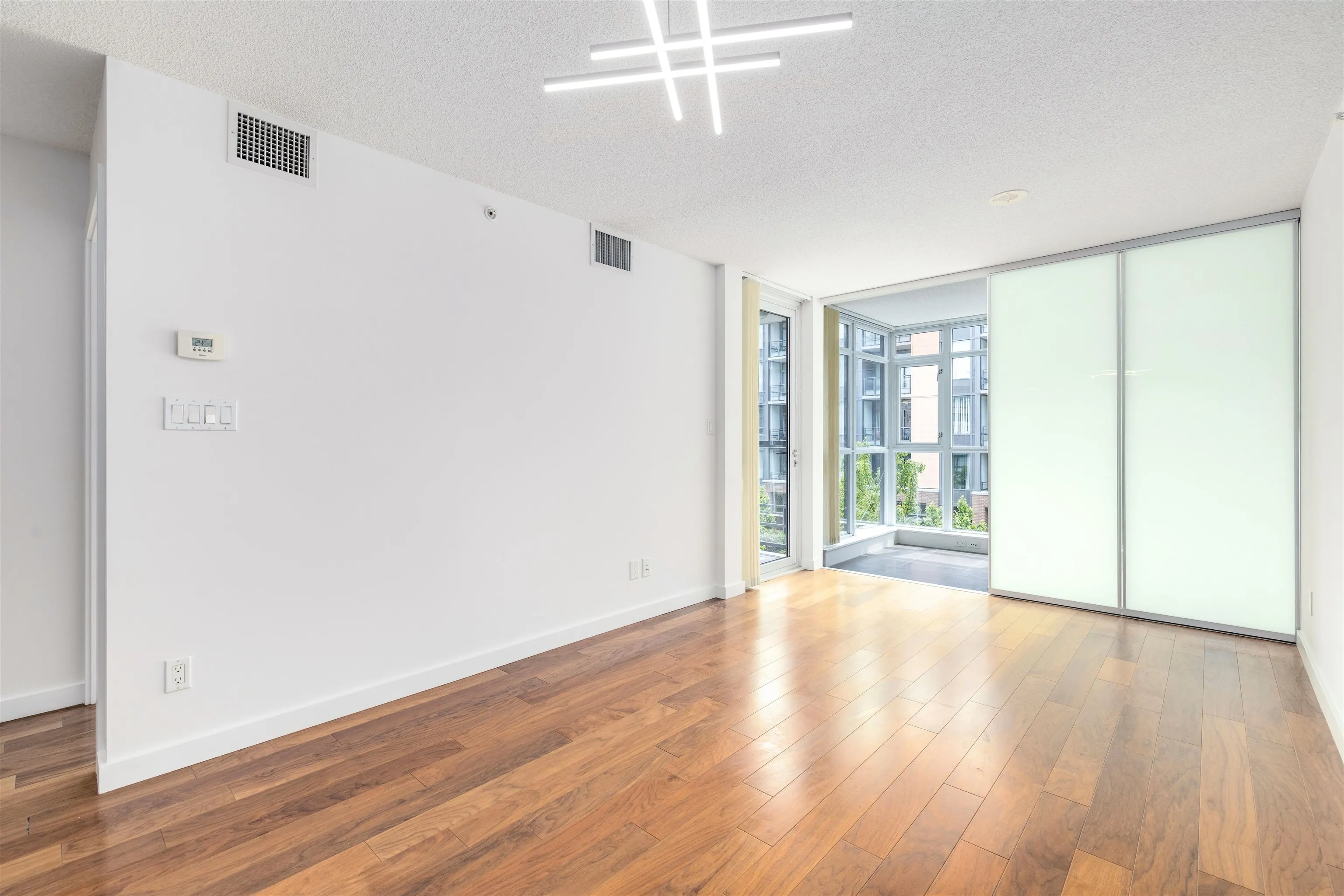 571 2080 W Broadway