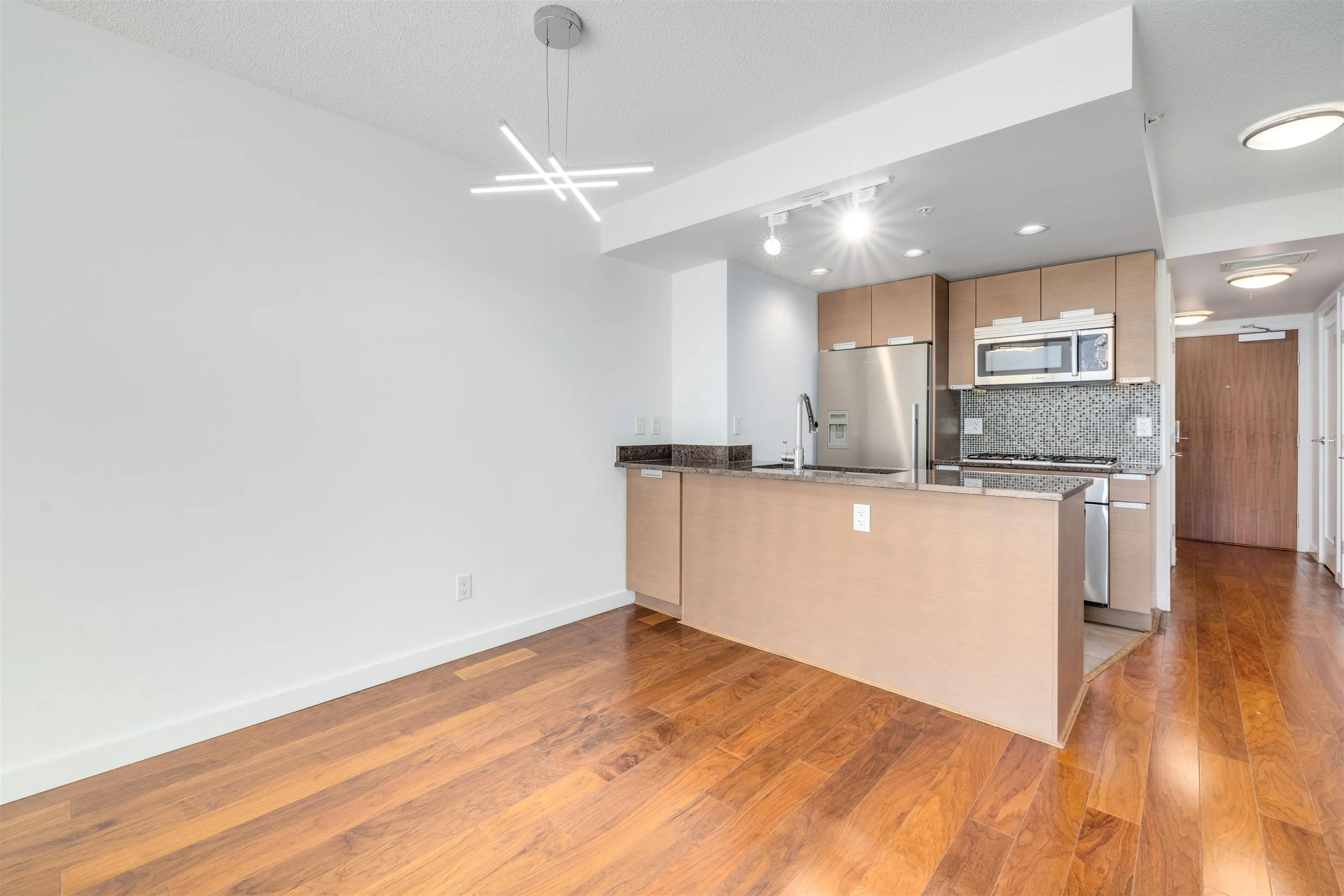 571 2080 W Broadway