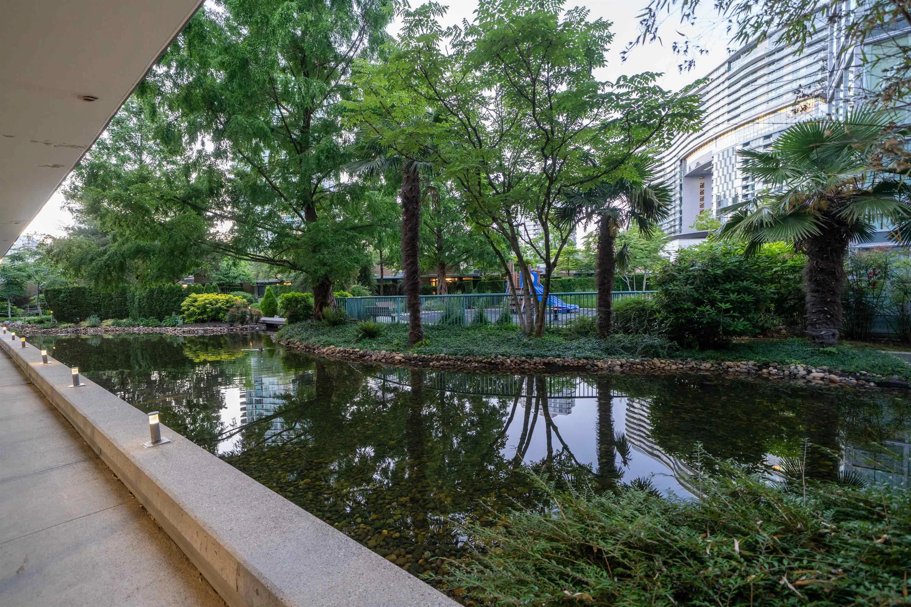 3903 1033 Marinaside Crescent