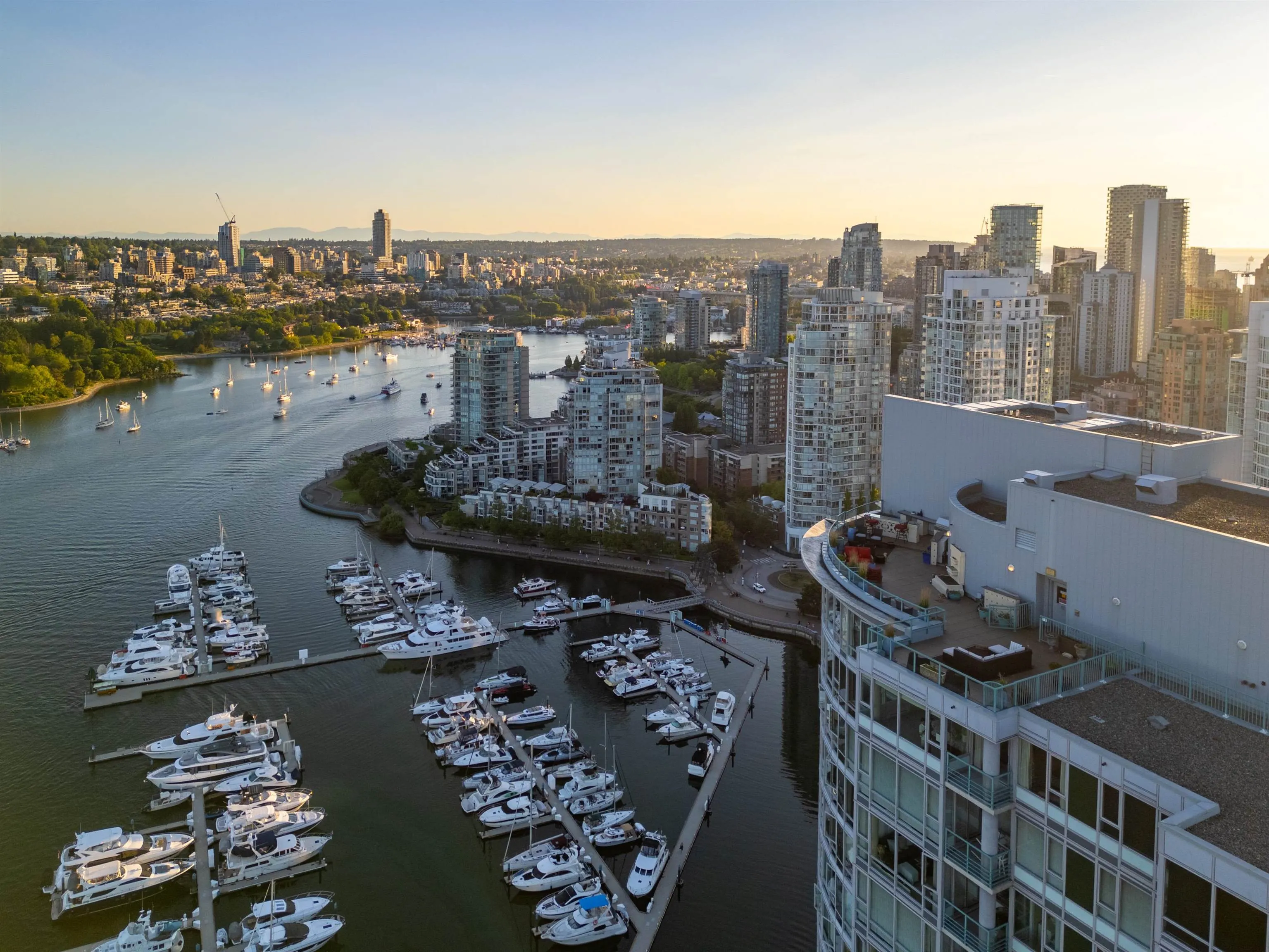 3903 1033 Marinaside Crescent