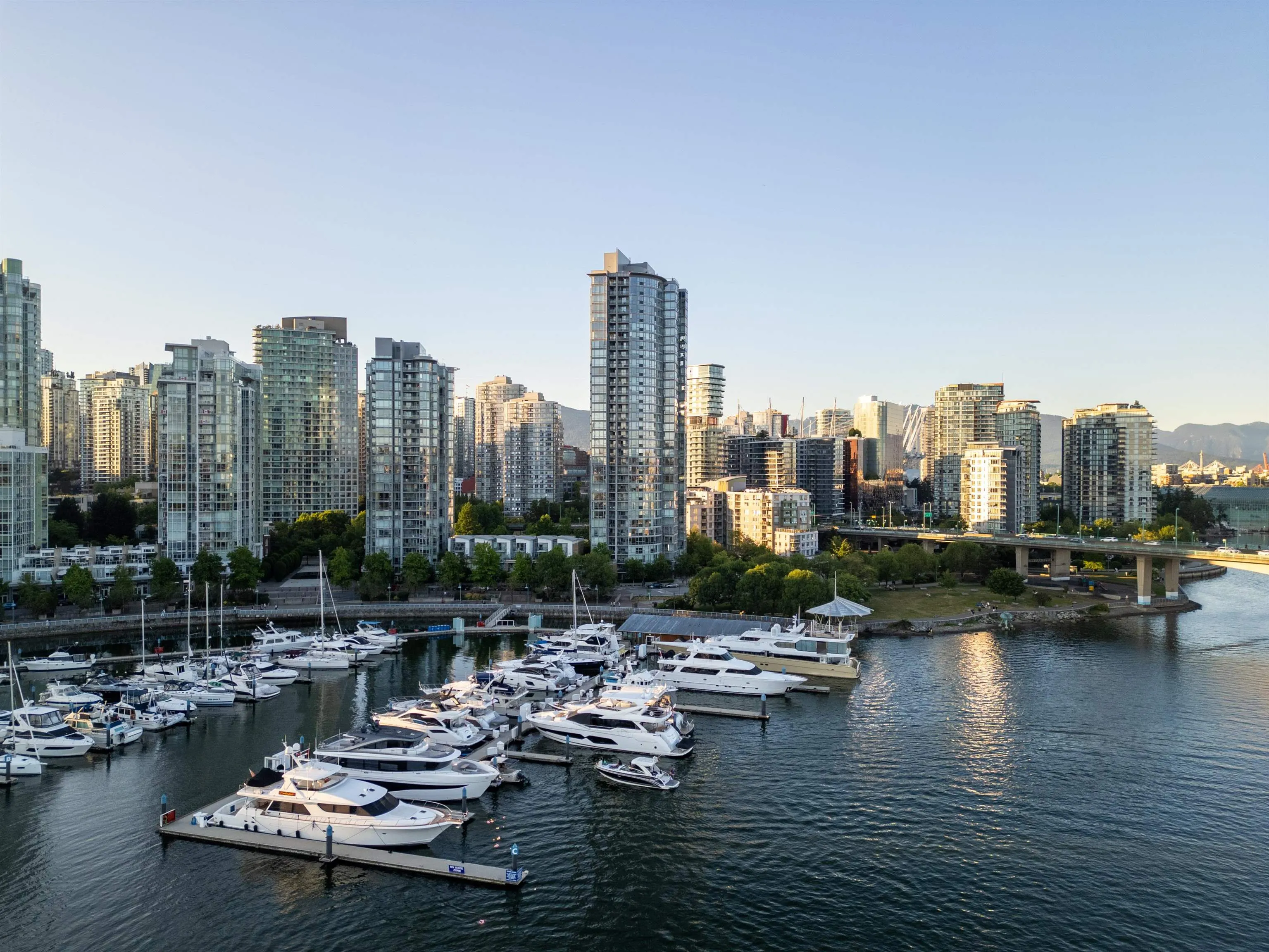 3903 1033 Marinaside Crescent