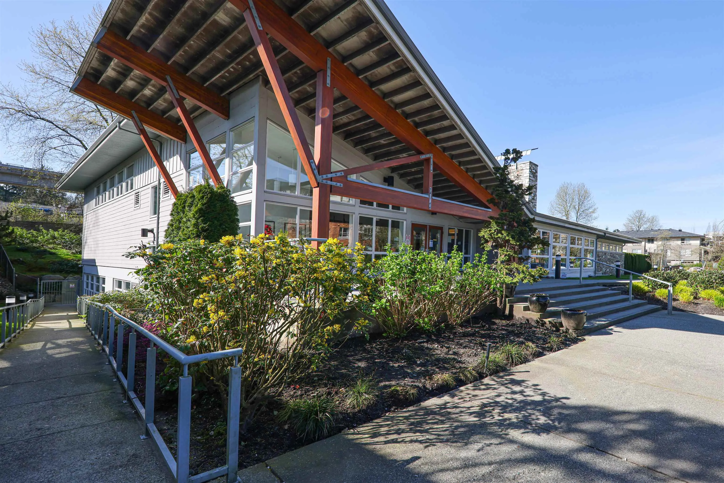 601 651 Nootka Way
