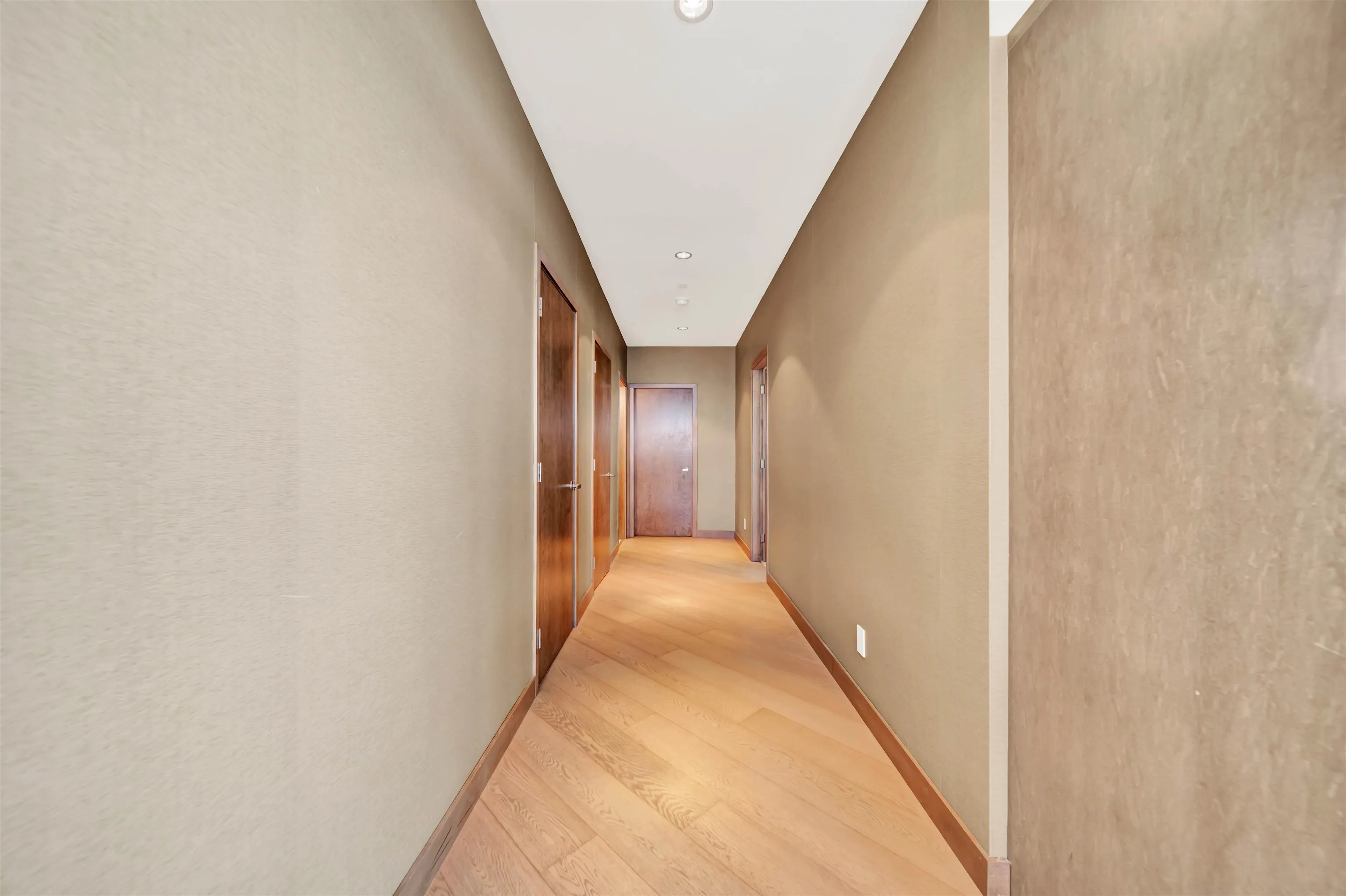 PH2 2689 Kingsway