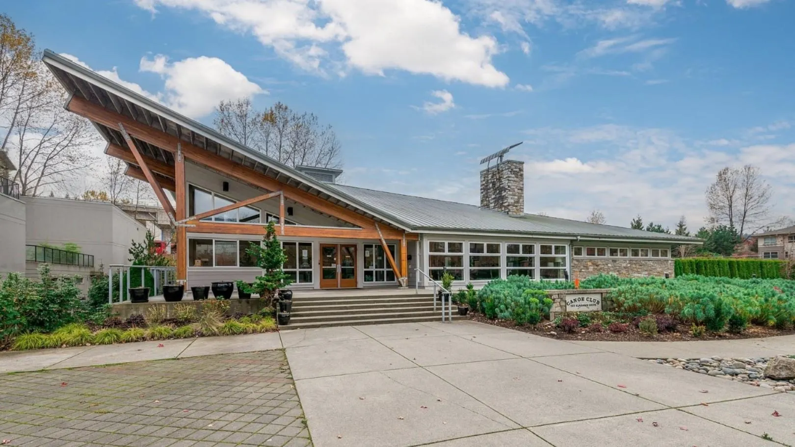 302 300 Klahanie Drive