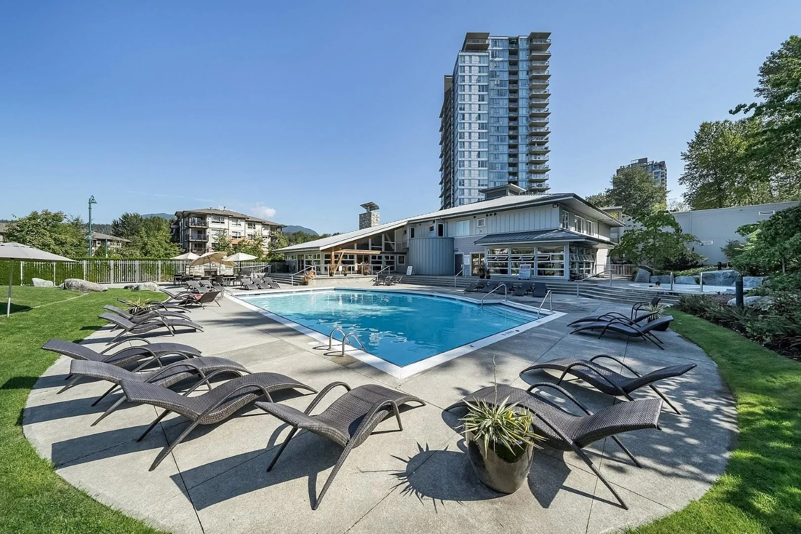 302 300 Klahanie Drive