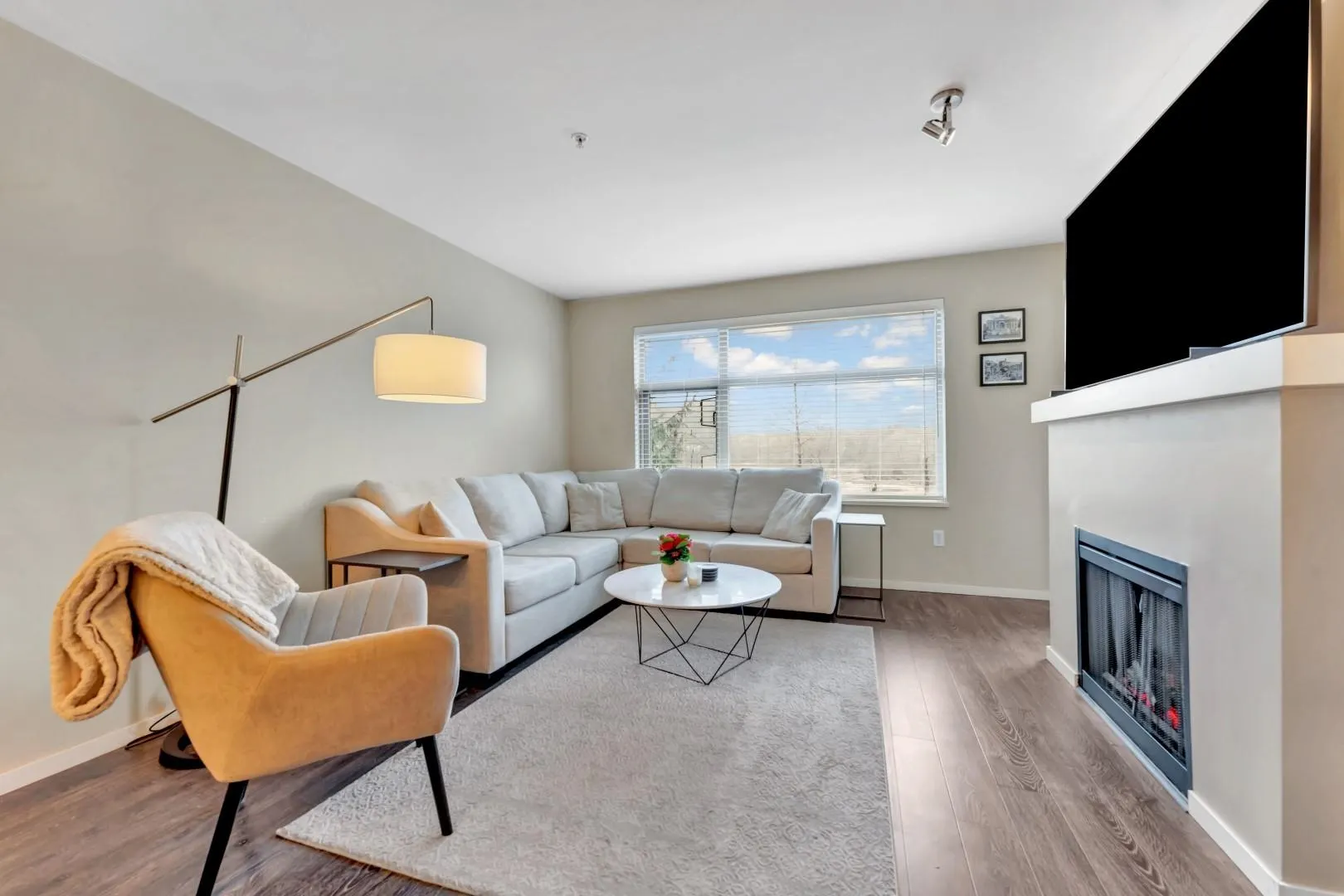 302 300 Klahanie Drive