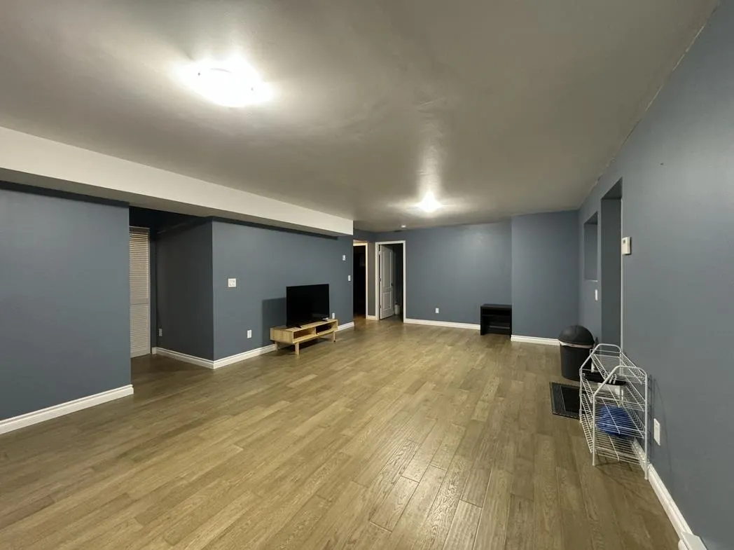 Basement 21662 91 Avenue