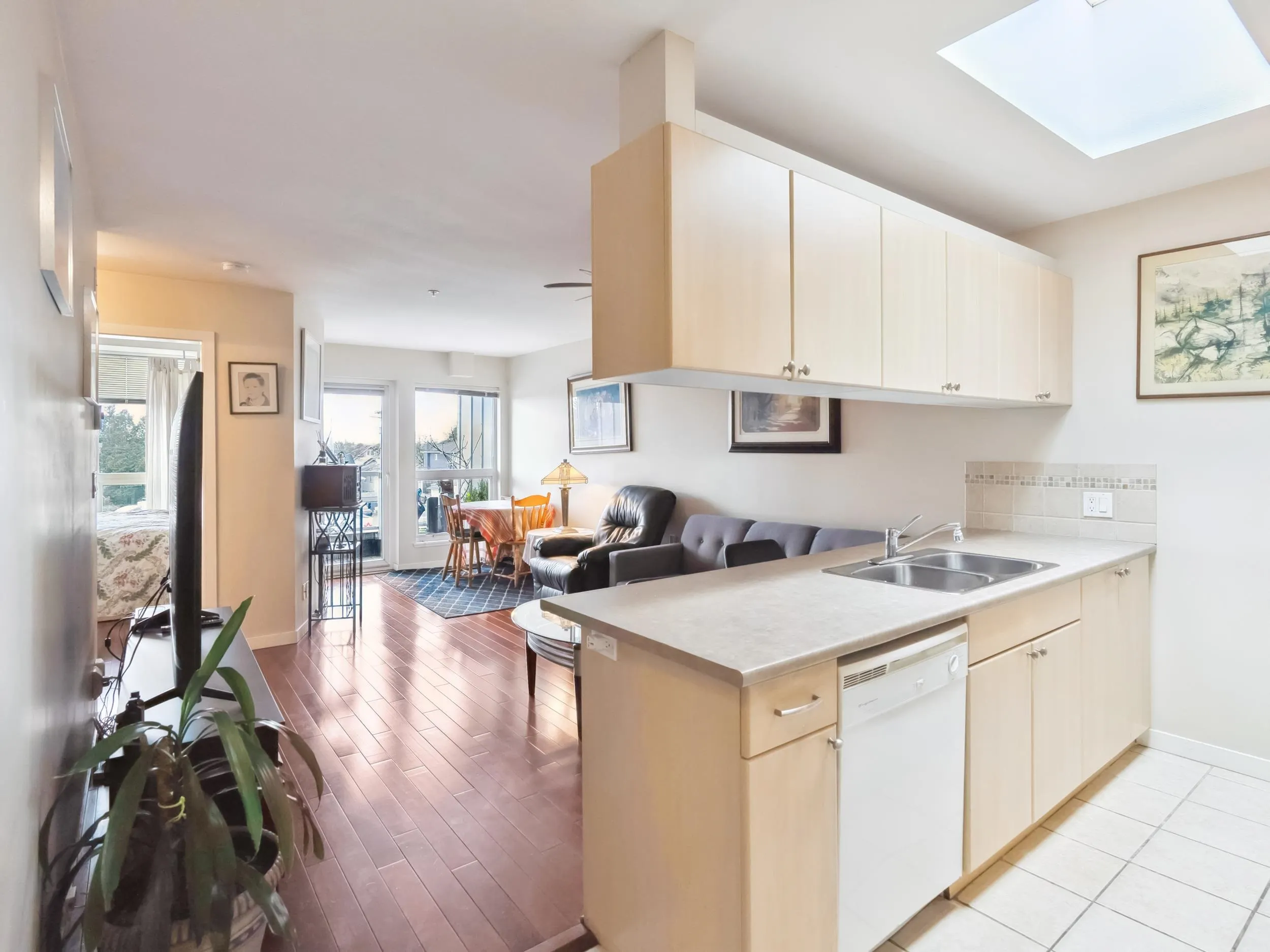416 2891 E Hastings Street