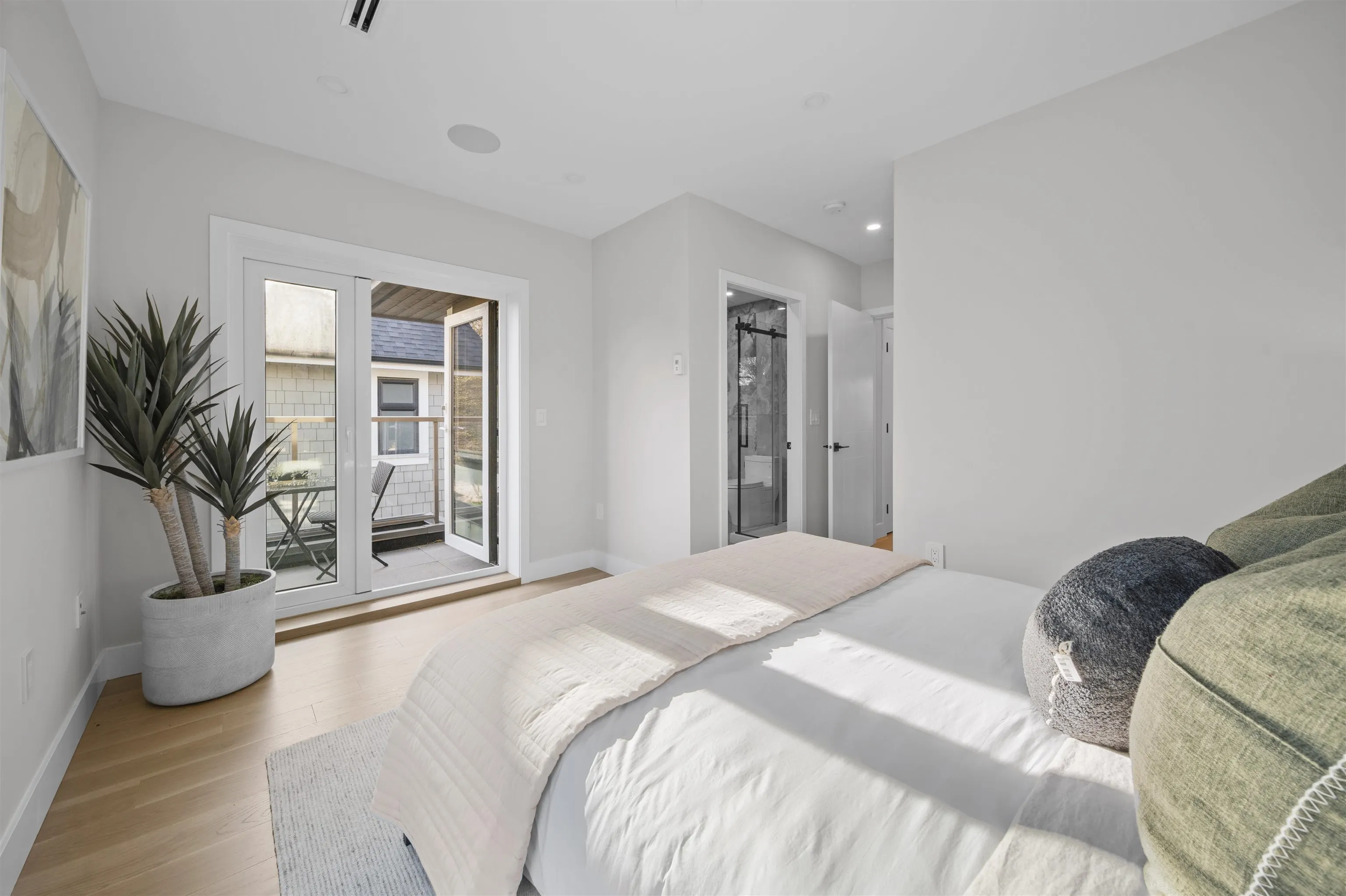 2455 W 10th Avenue