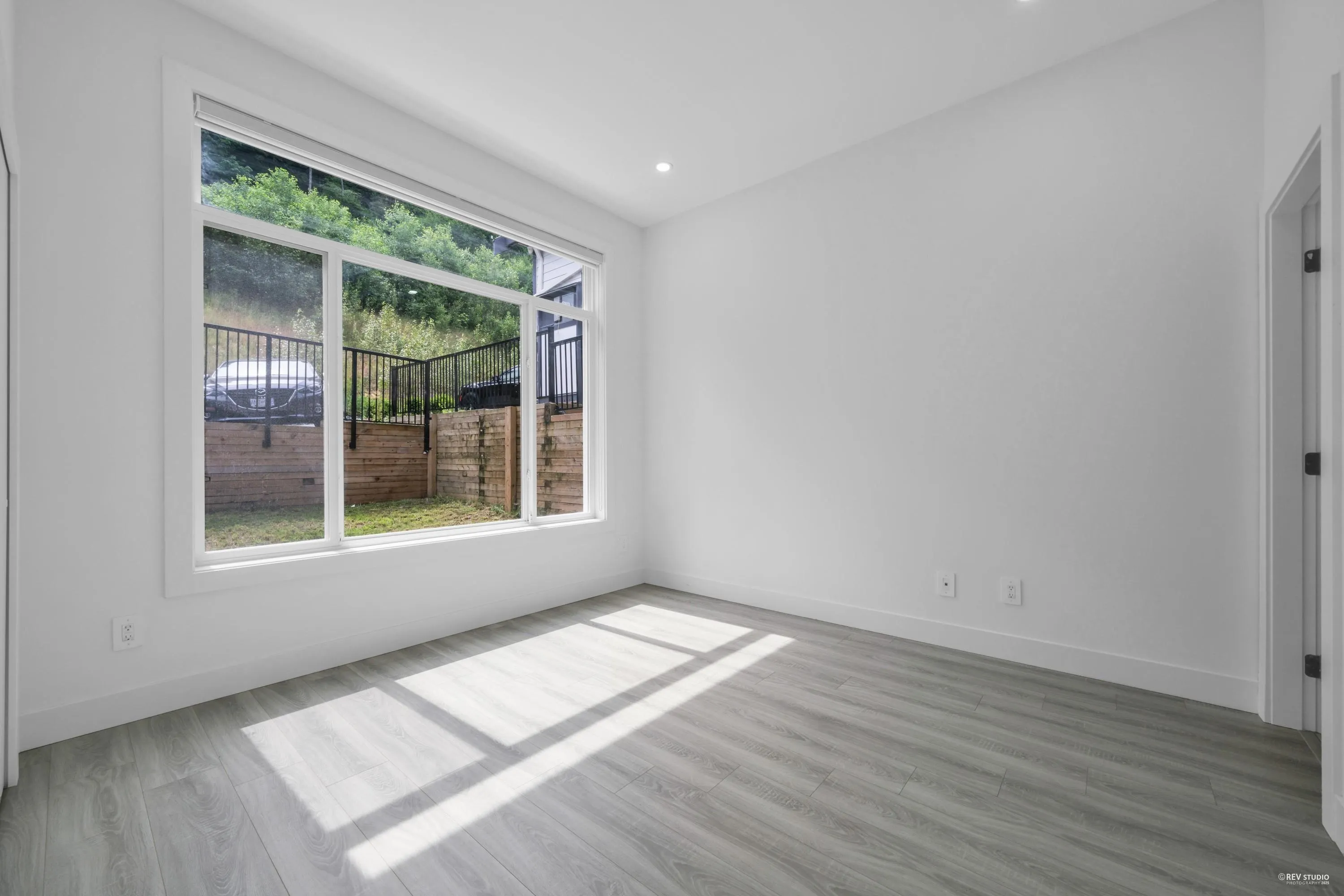 4 5988 Lindeman Street