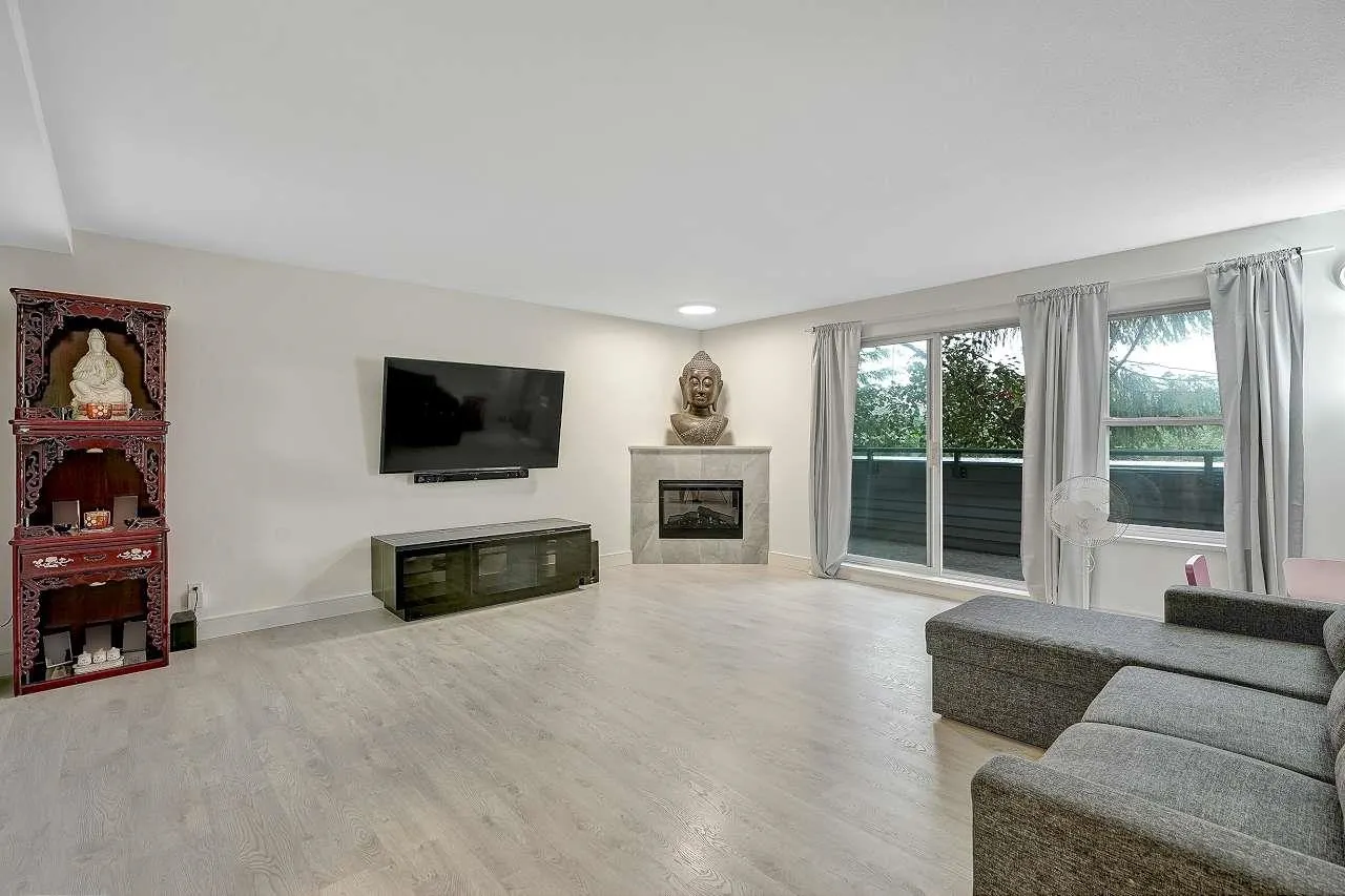 144 Shoreline Circle