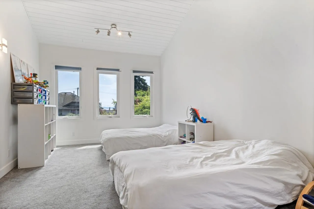 13044 14 Avenue