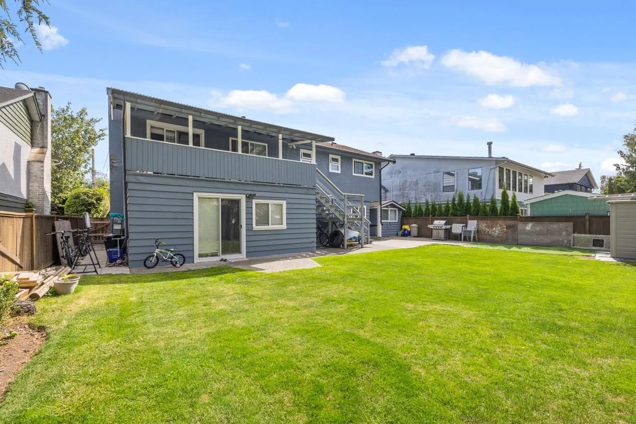 5483 Chestnut Crescent
