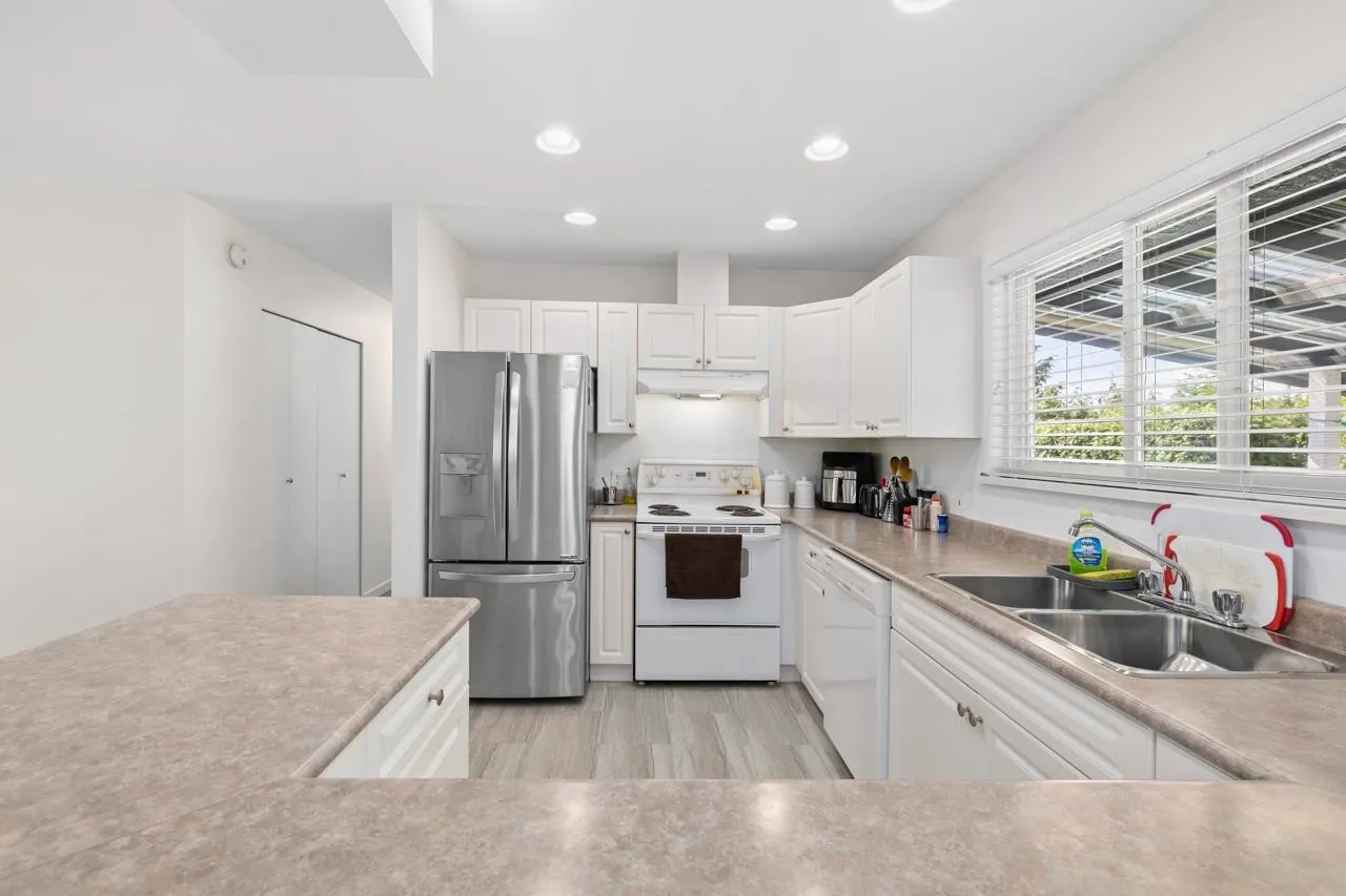 5483 Chestnut Crescent