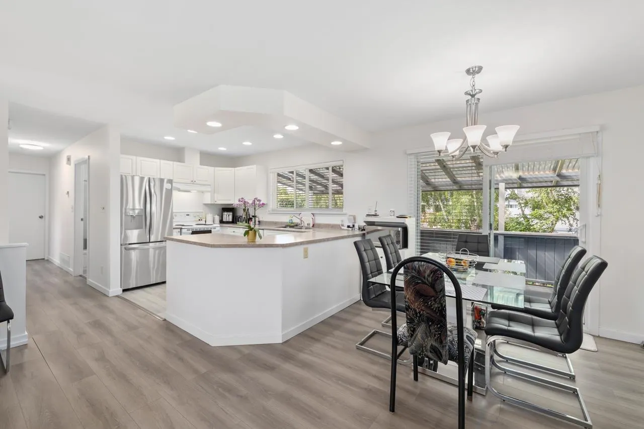 5483 Chestnut Crescent