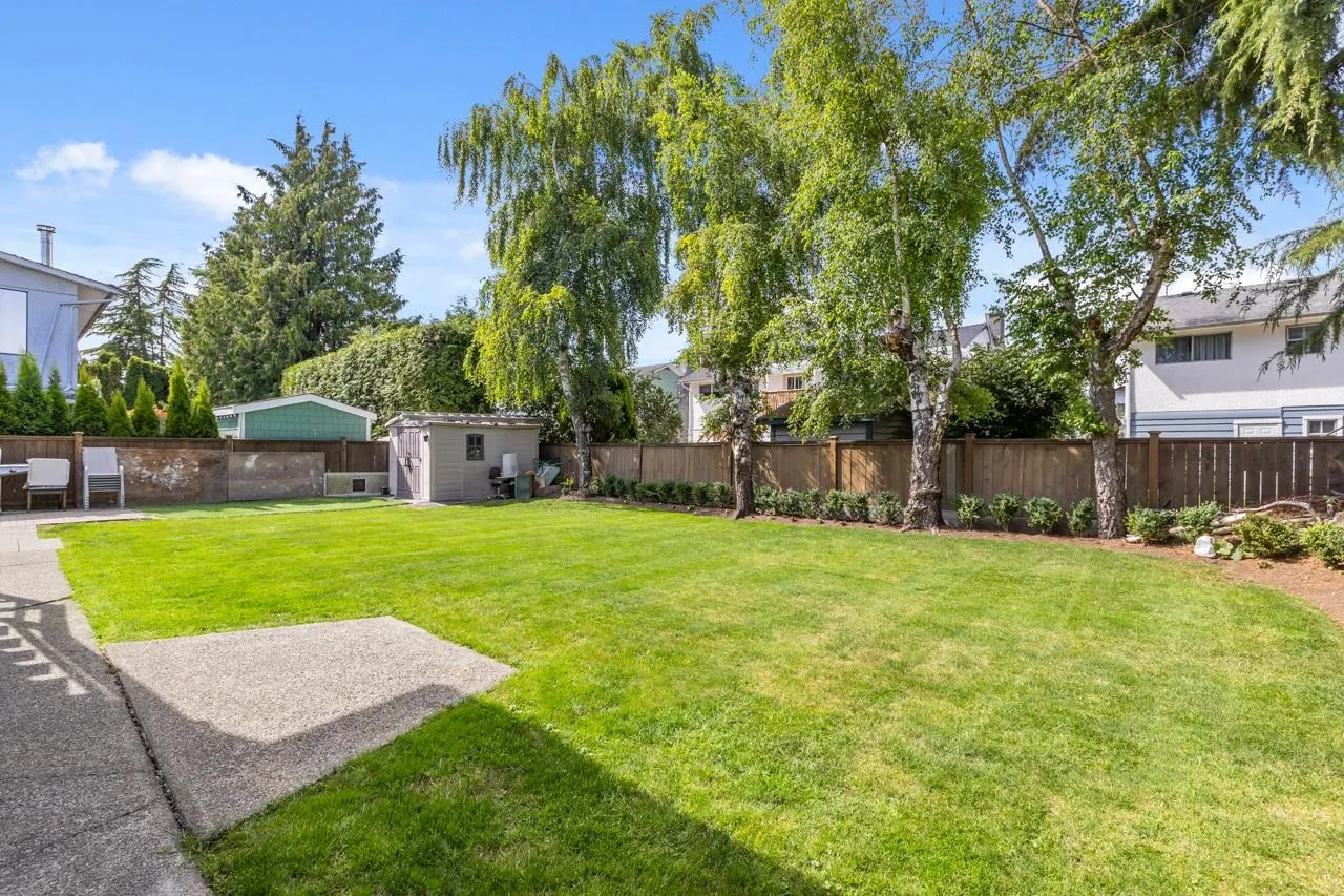 5483 Chestnut Crescent