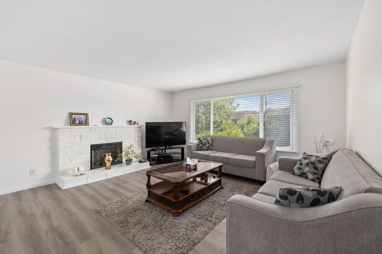 5483 Chestnut Crescent