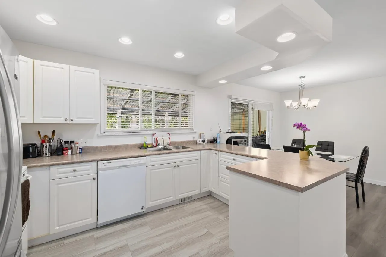 5483 Chestnut Crescent