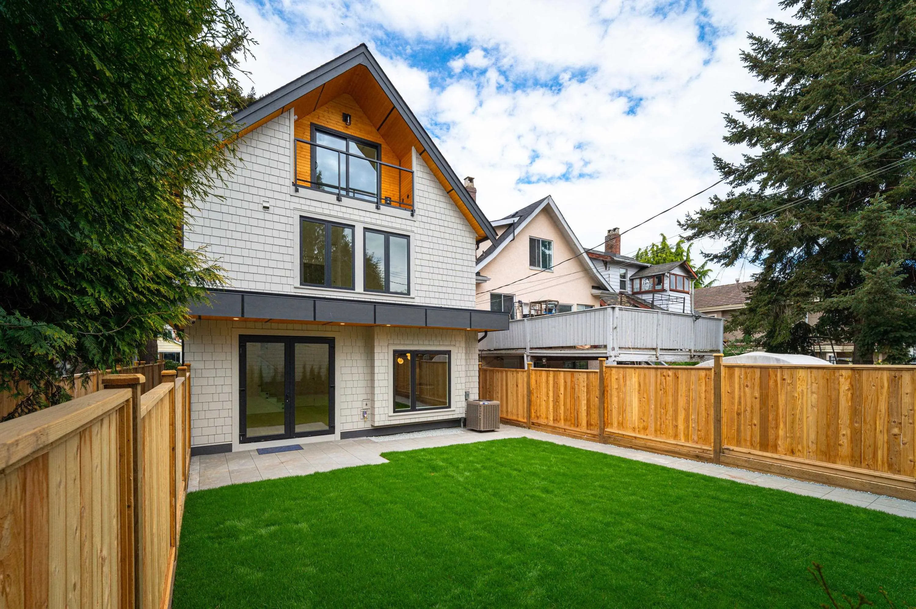 968 W 17th Avenue