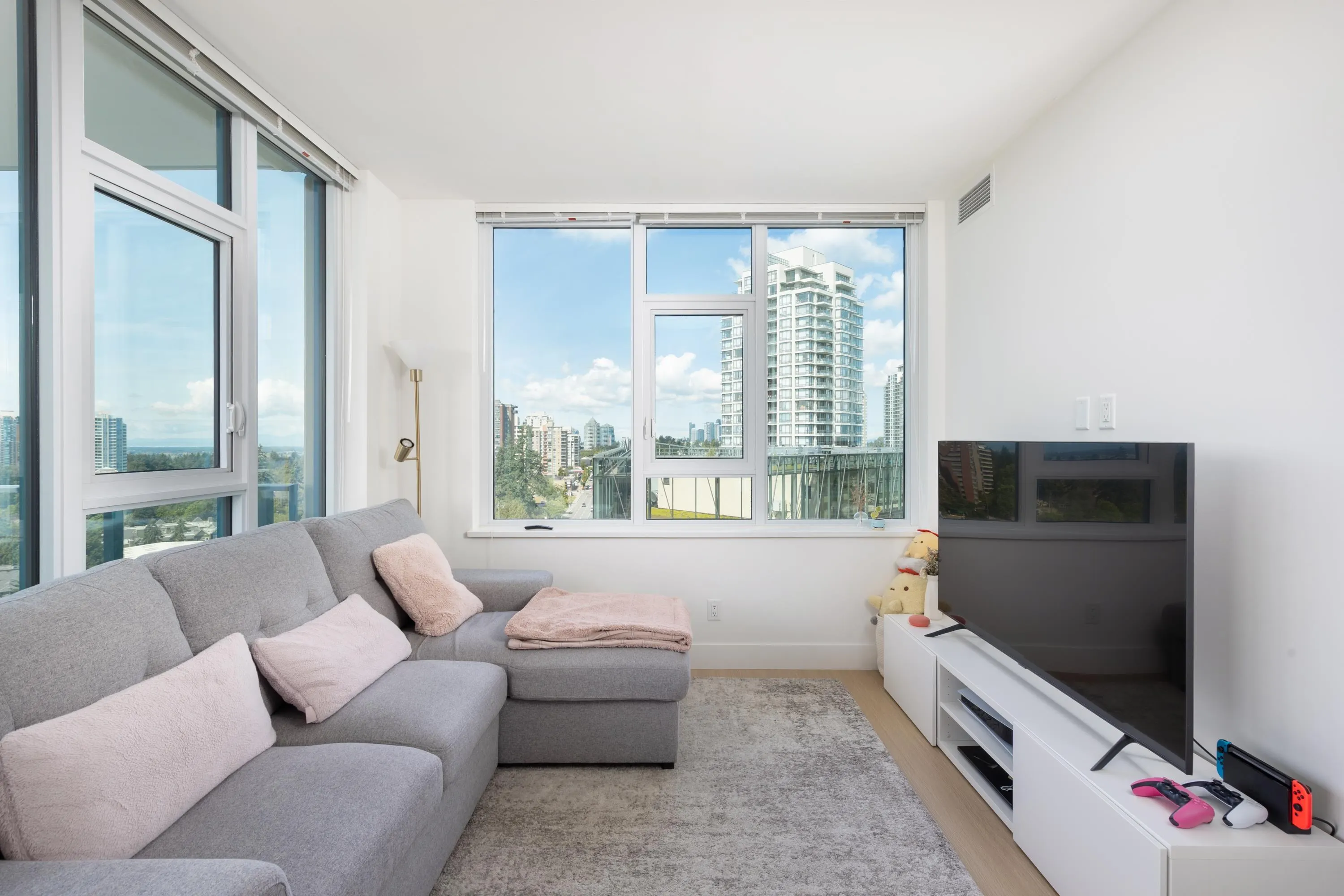 1210 7388 Kingsway